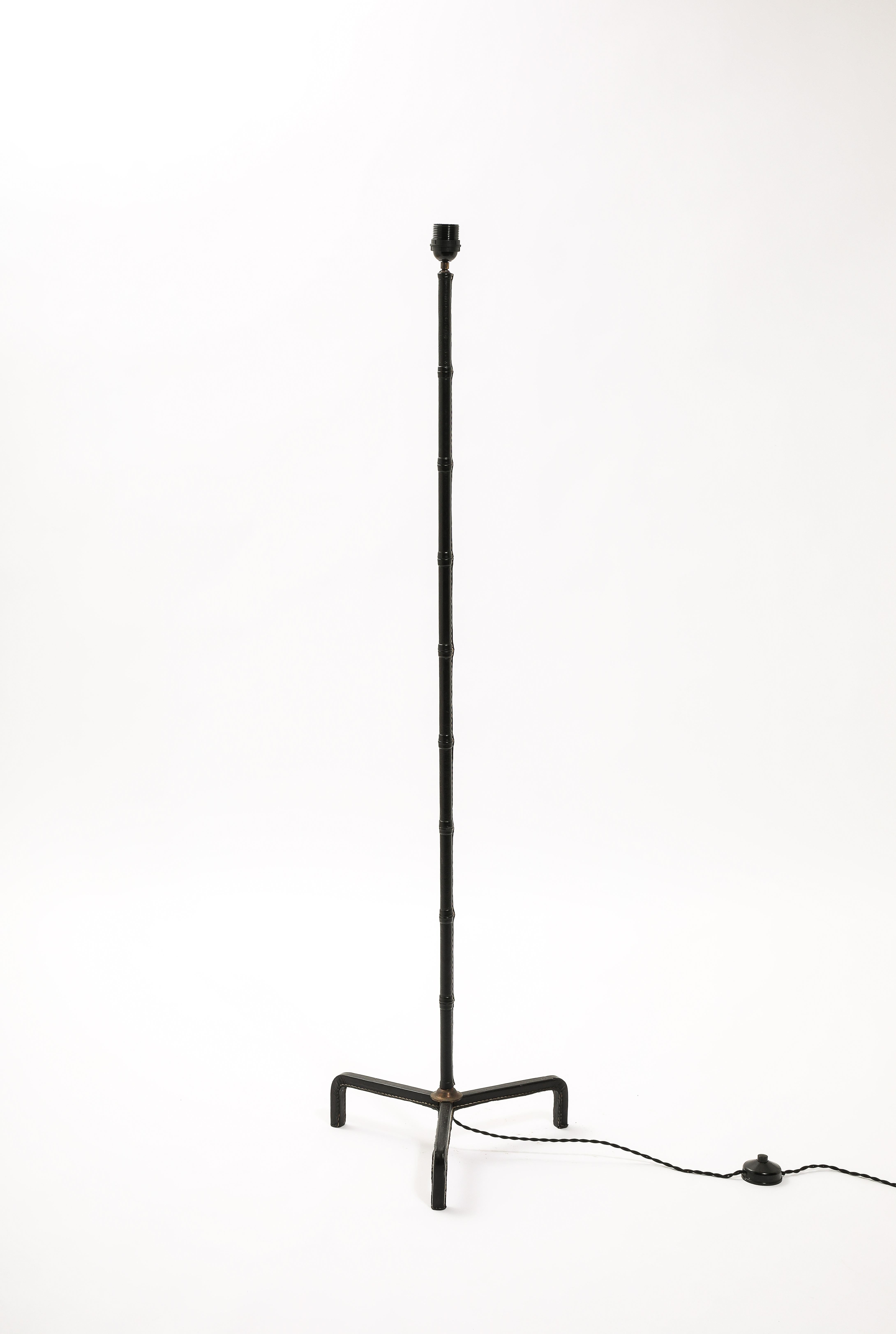 Jacques Adnet Lámpara de pie trípode de cuero de bambú, Francia Años 50 en venta 2