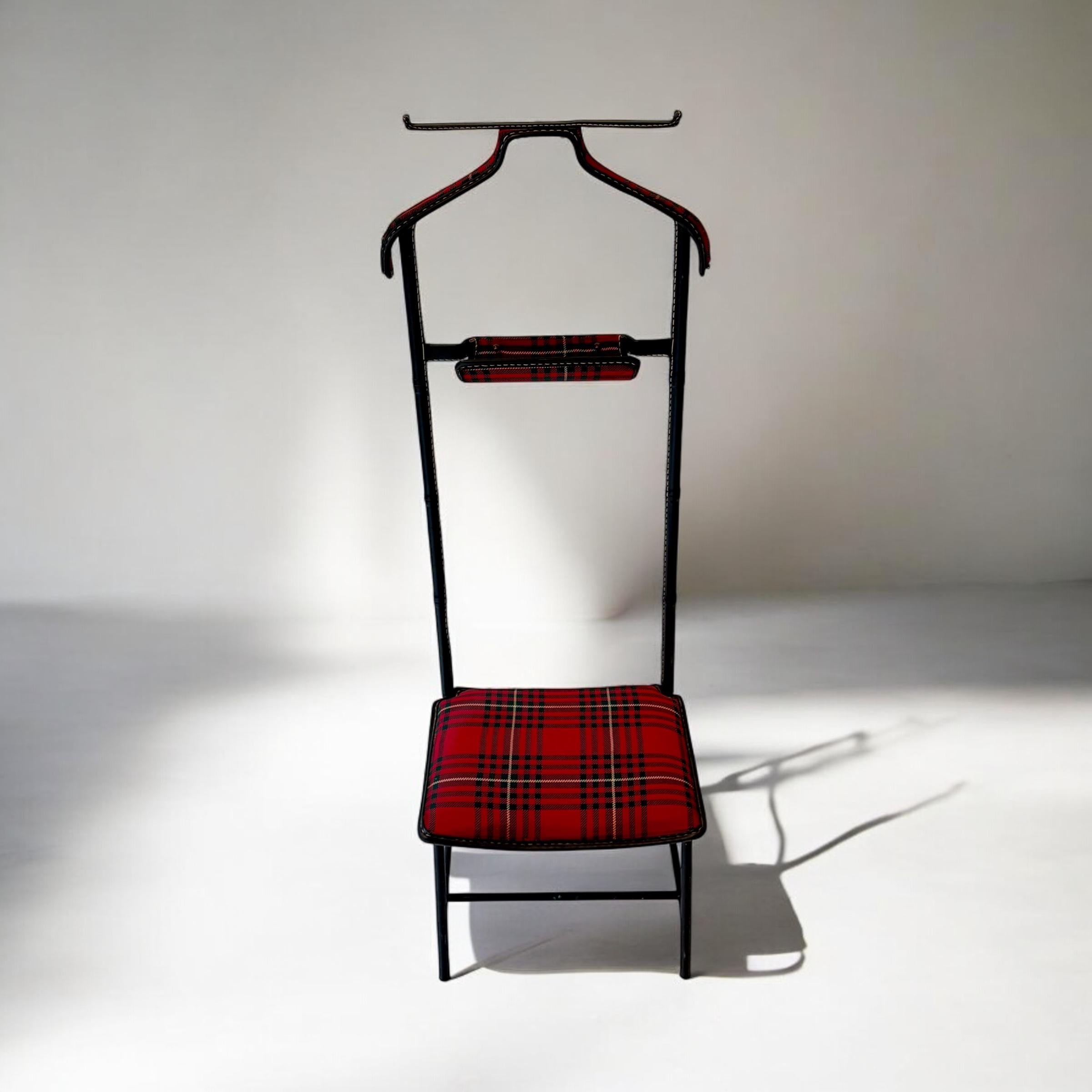 Elegante sedia da cameriere in pelle nera realizzata da Jacques Adnet negli anni '50 in Francia. È rivestita in pelle nera e tessuto Tartan con cuciture dettagliate firmate Adnets e struttura in metallo. Le sedie da camera come questa sono