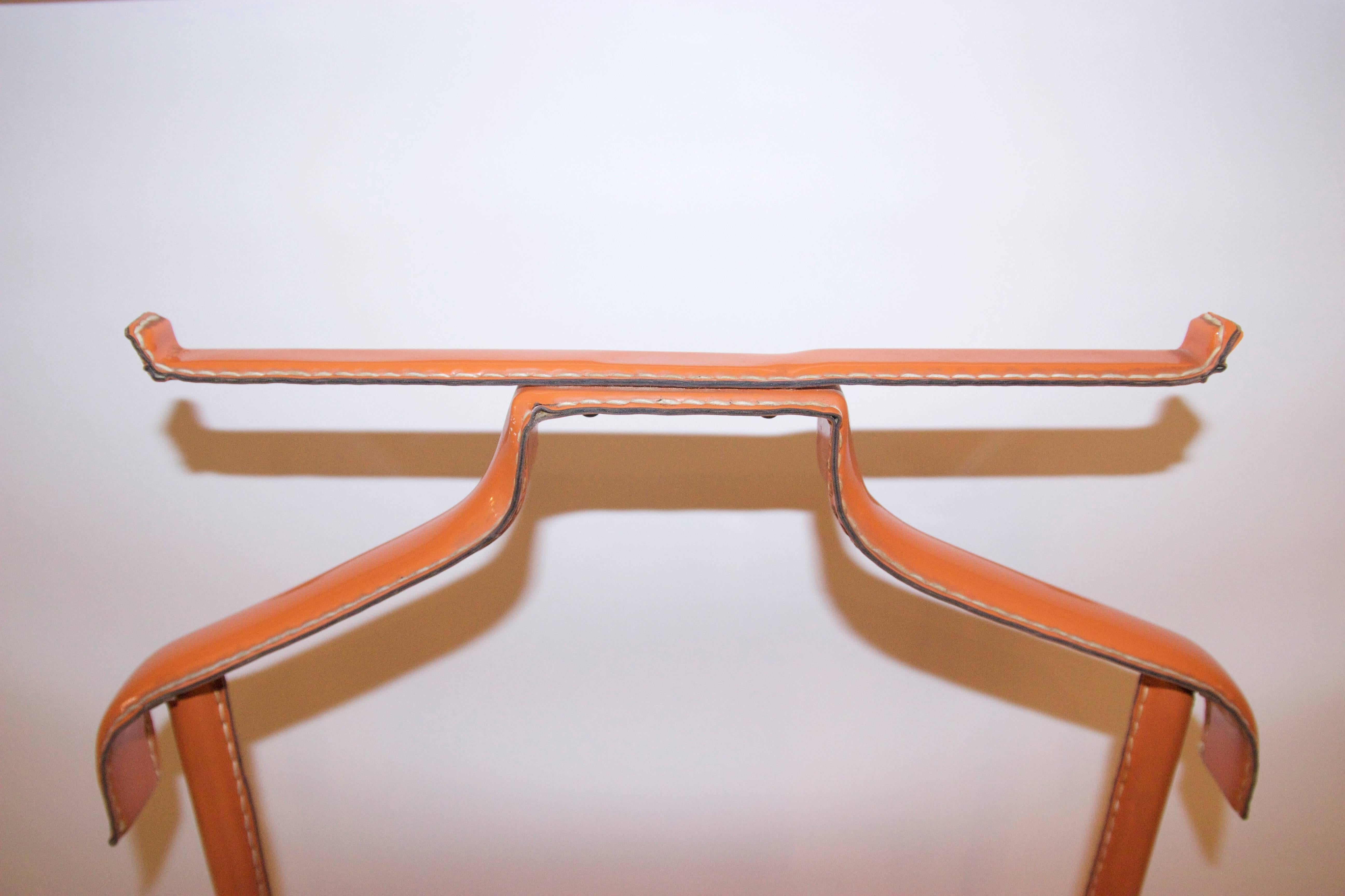 Jacques Adnet for Hermès, valet of night,
Orange Hermès faux leather and iron structure,
circa 1960, France.
Measures: Height 1m30, width 42 cm, depth 34 cm.
