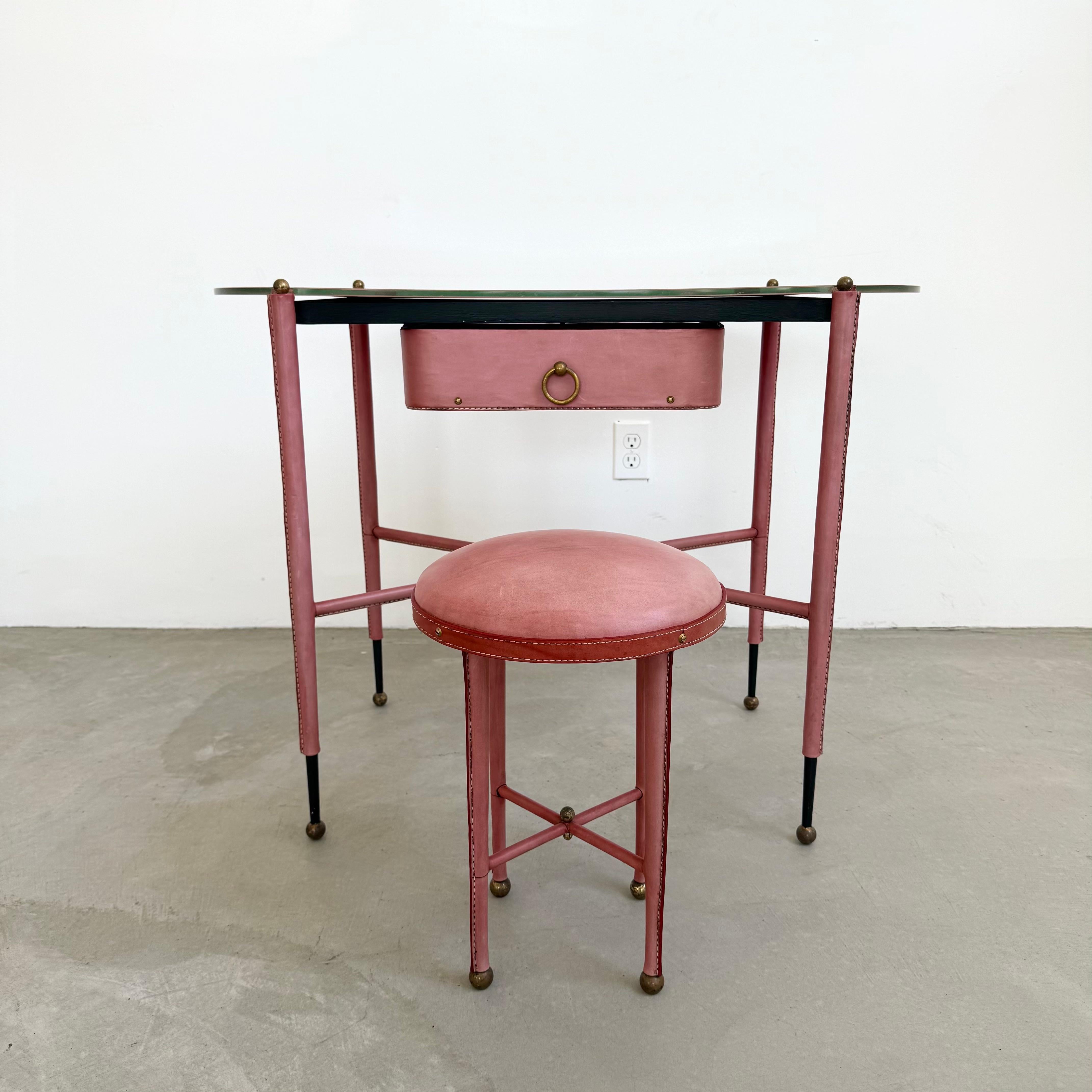 Wunderschöner Waschtisch des französischen Designers Jacques Adnet. Eisengestell komplett in rotes Leder gehüllt. Die Beine verjüngen sich zu scharfkantigem Eisen und enden mit Kugelfüßen aus Messing. Die Oberseite jedes Beins ist mit einer