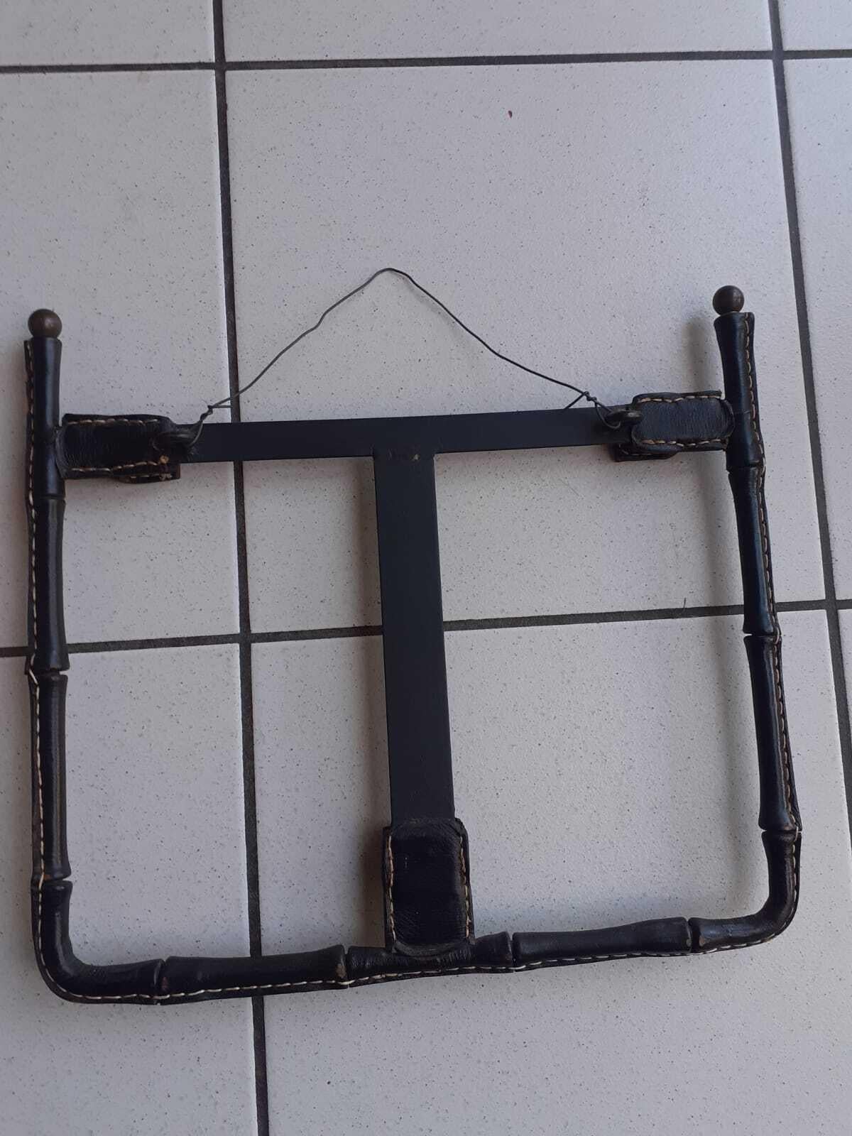 Miroir mural Jacques ADNET en cuir cousu à la selle, sphères en laiton, circa 1950 Bon état - En vente à Mouscron, WHT