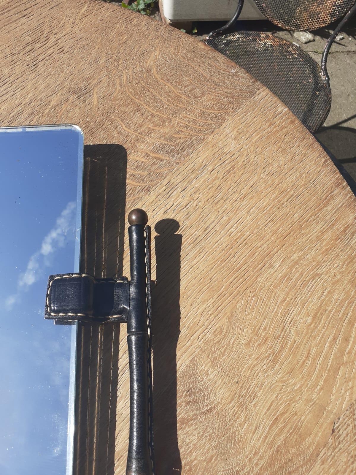 Miroir mural Jacques ADNET en cuir cousu à la selle, sphères en laiton, circa 1950 en vente 2
