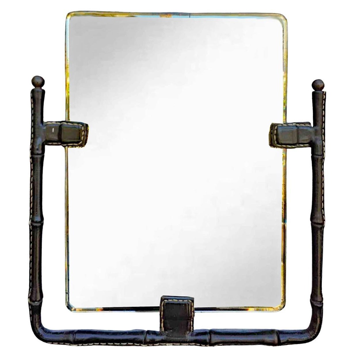 Espejo de pared Jacques ADNET de cuero cosido, esferas de latón hacia 1950 en venta