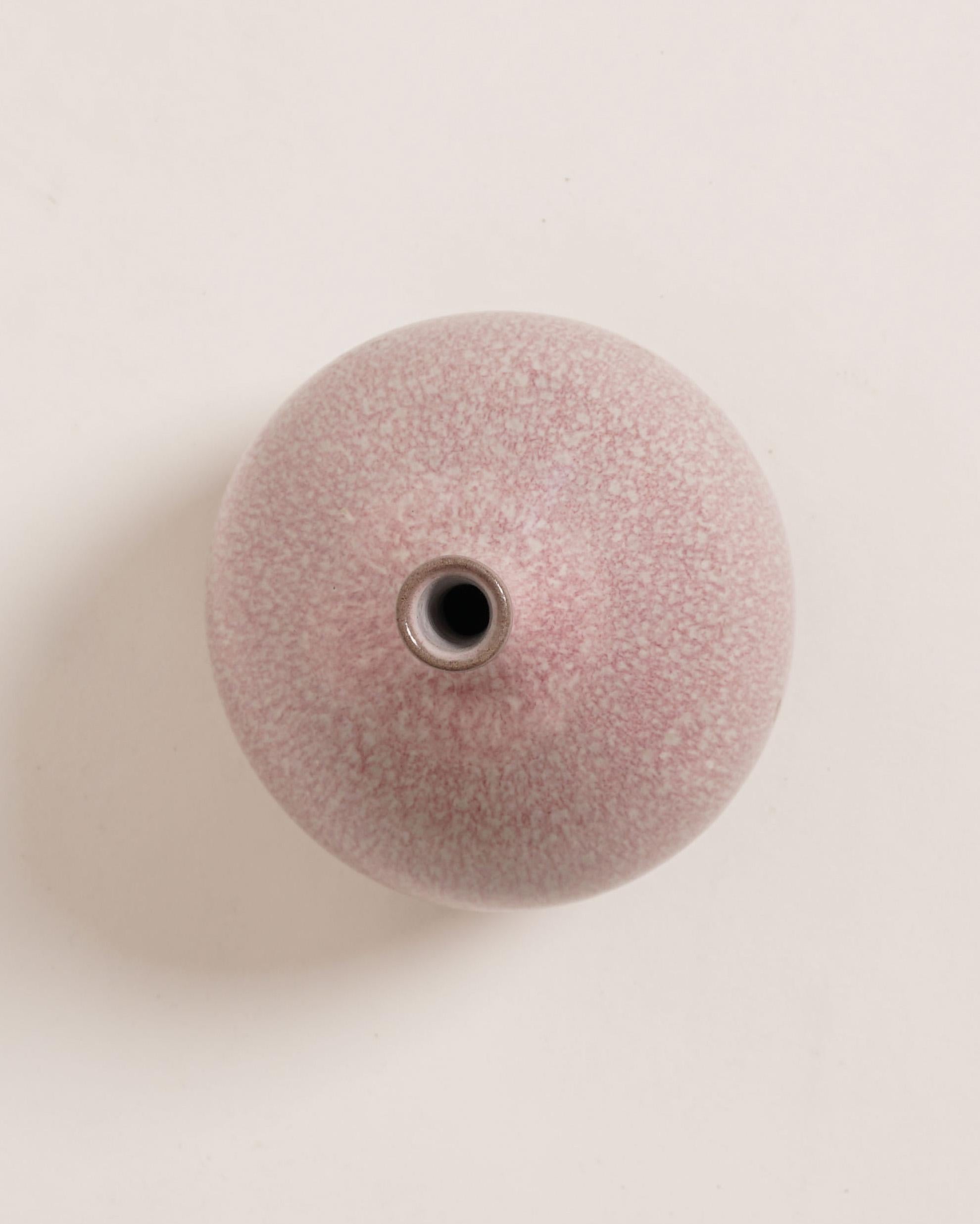 Jacques et Dani Ruelland
'Figue':: c. 1970
Exécution : Céramique:: rose moucheté 
Signé : Ruelland
H : 13.5 cm (5.11