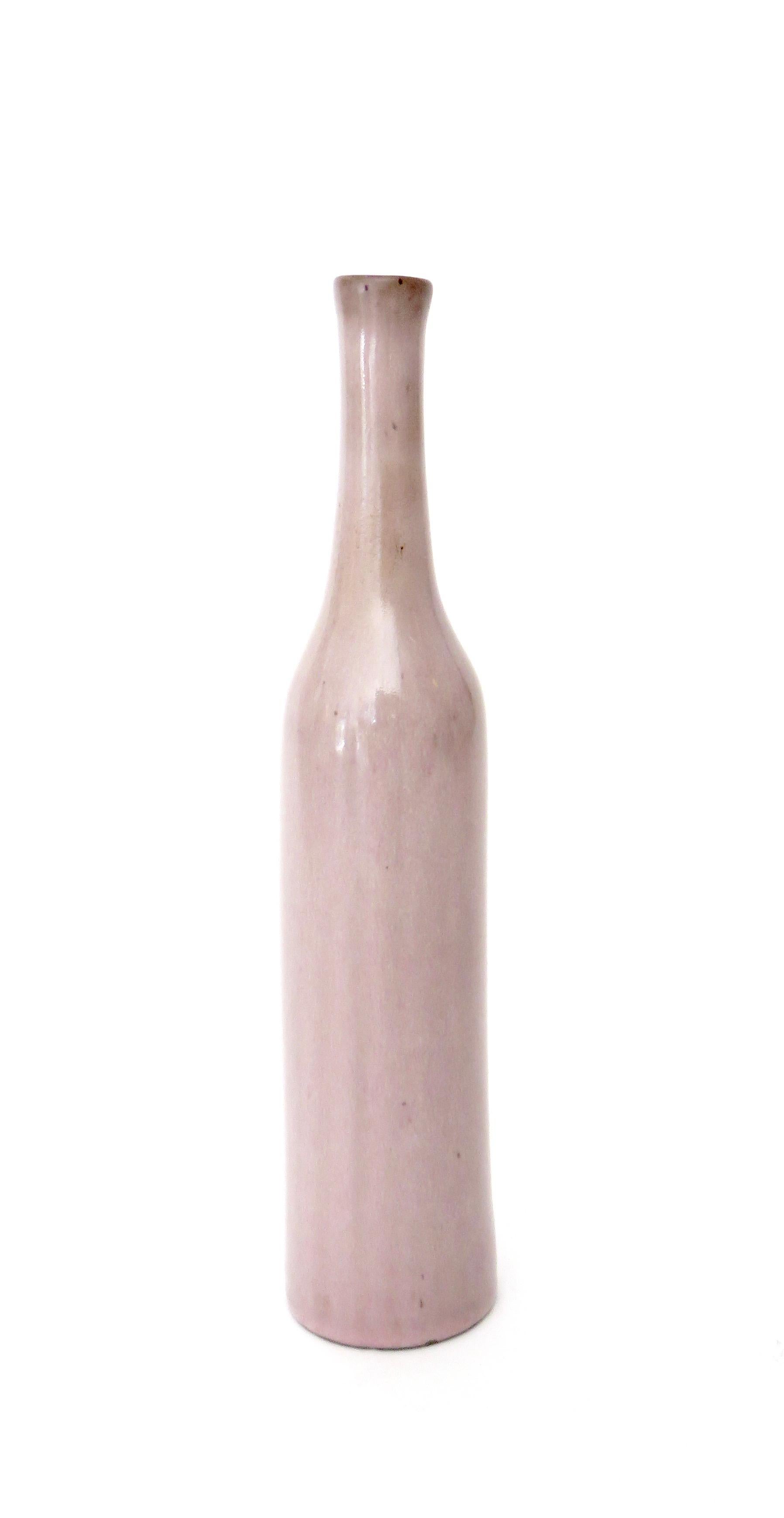 An iconic bottle form by the French ceramic artists Jacques and Dani Ruelland. A pale rose pink to lavender glaze. Signed.
Literature: Pierre Staudenmeyer, La Ce´ramique Francaise des Anne´es 50, Paris 2001, pp. 284-85, for similar examples.