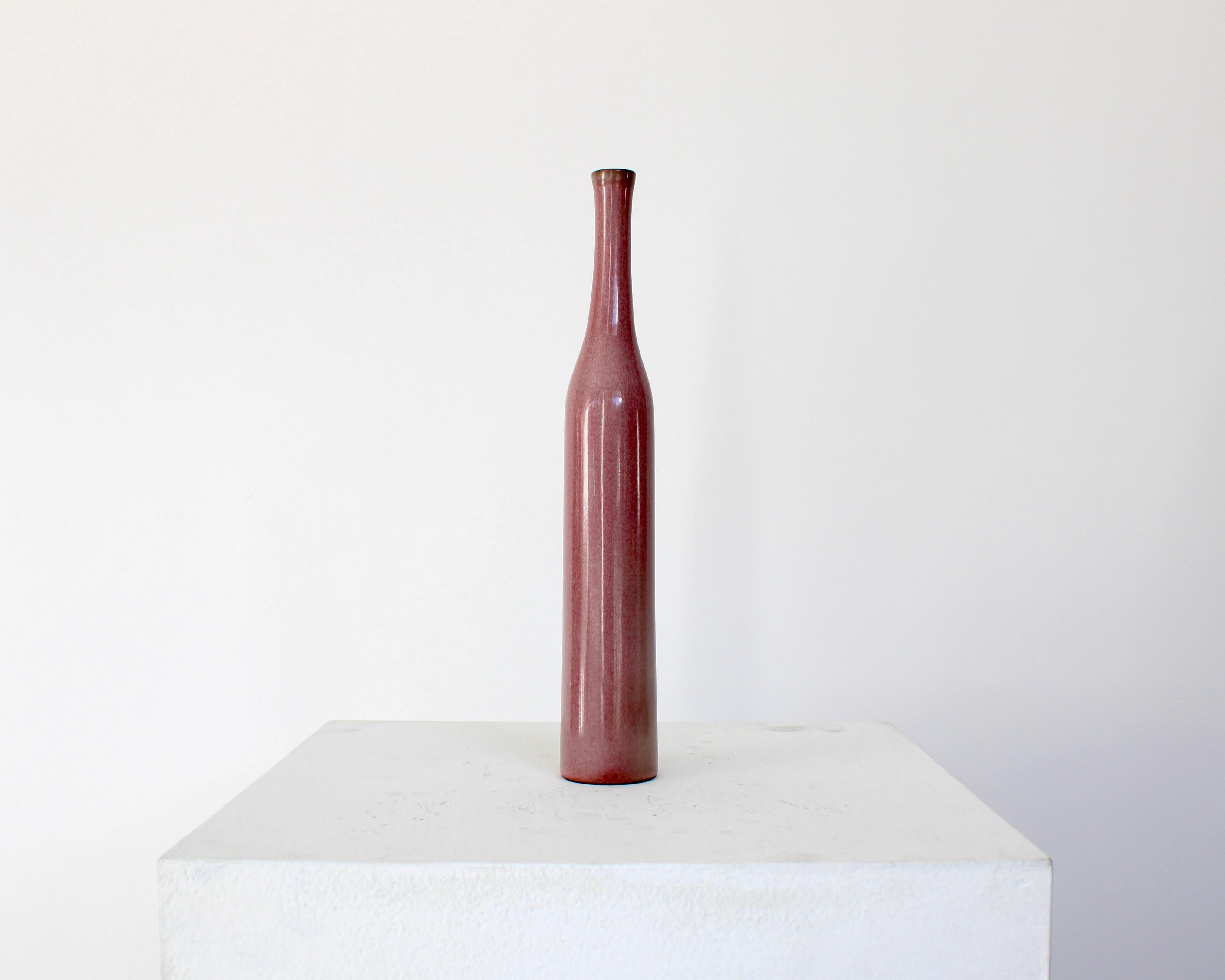 Une forme de bouteille emblématique des artistes céramistes français Jacques et Dani Ruelland. Un glaçage mauve lavande pâle. 
Signé.
Littérature : Pierre Staudenmeyer, La Ce'ramique Francaise des Anne'es 50, Paris 2001, pp. 284-85, pour des