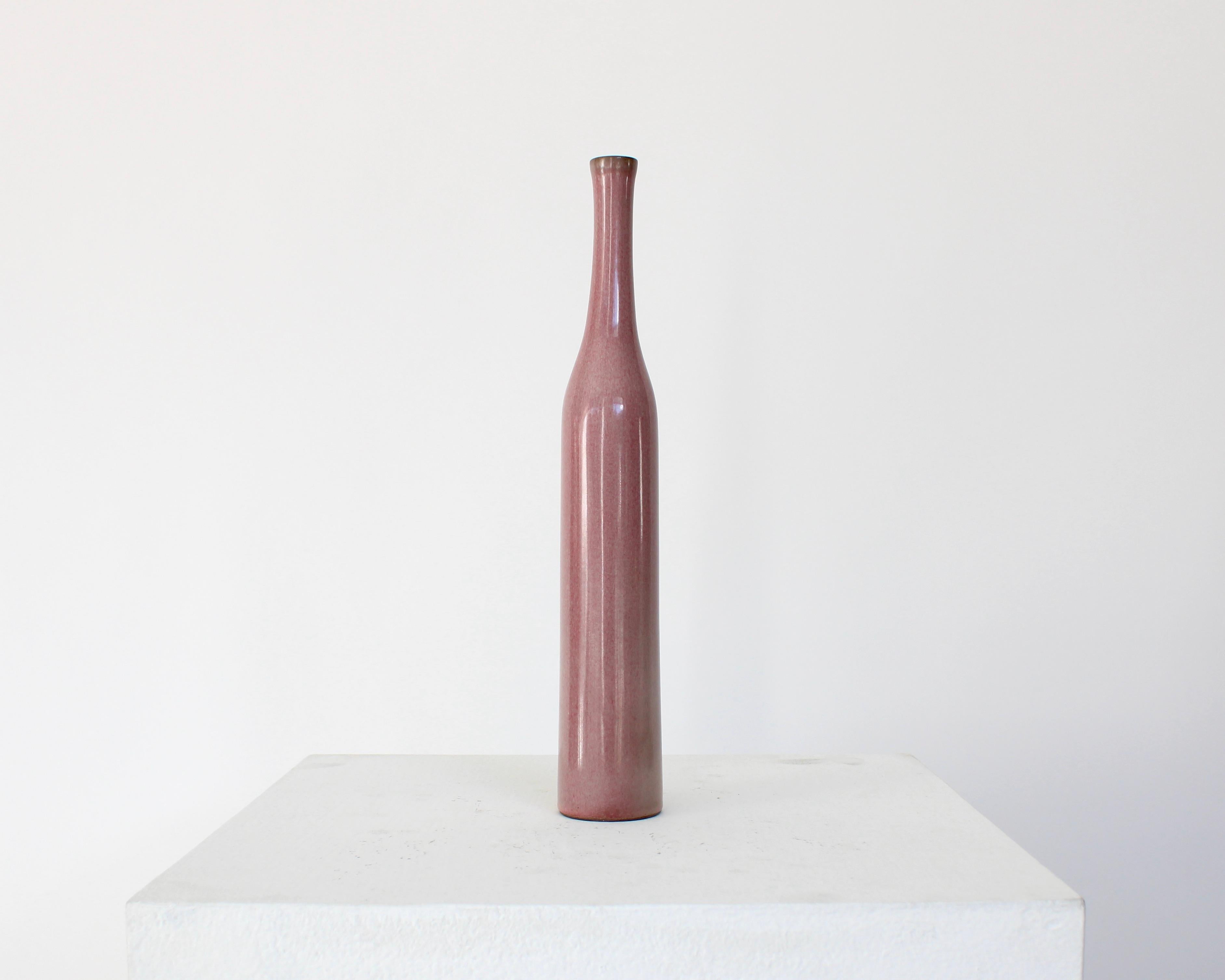 Mid-Century Modern Bouteille en céramique française Jacques et Dani Ruelland en glaçure mauve pâle en vente