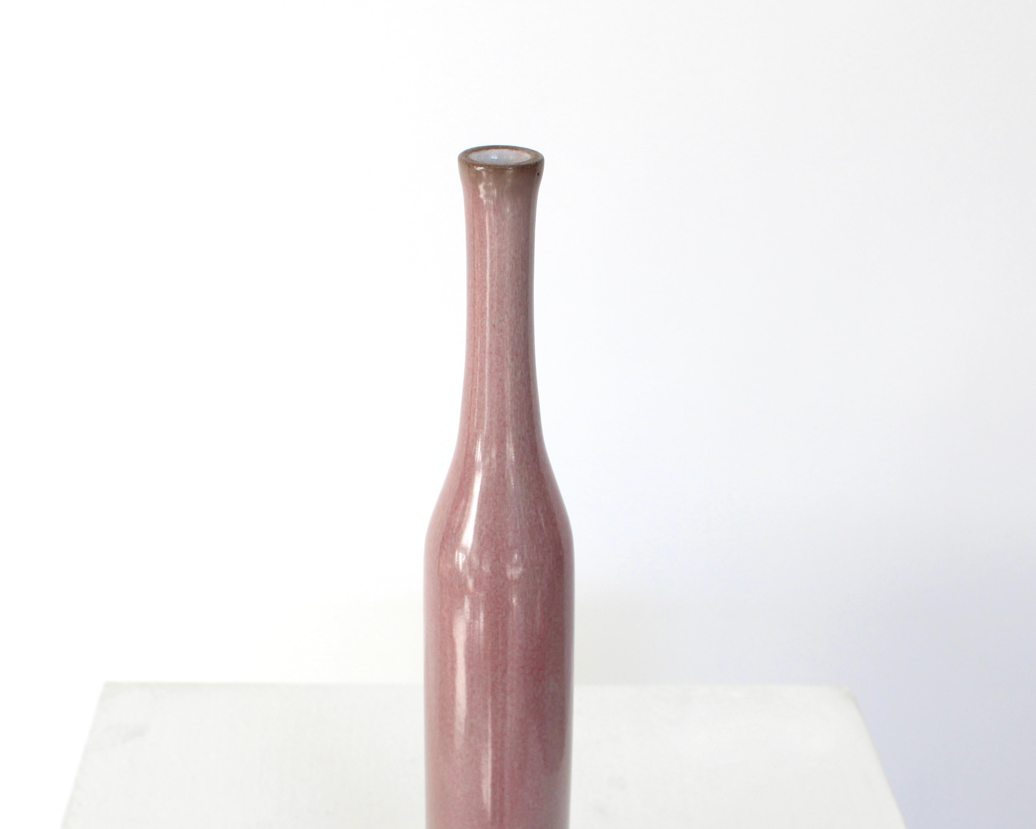 Milieu du XXe siècle Bouteille en céramique française Jacques et Dani Ruelland en glaçure mauve pâle en vente