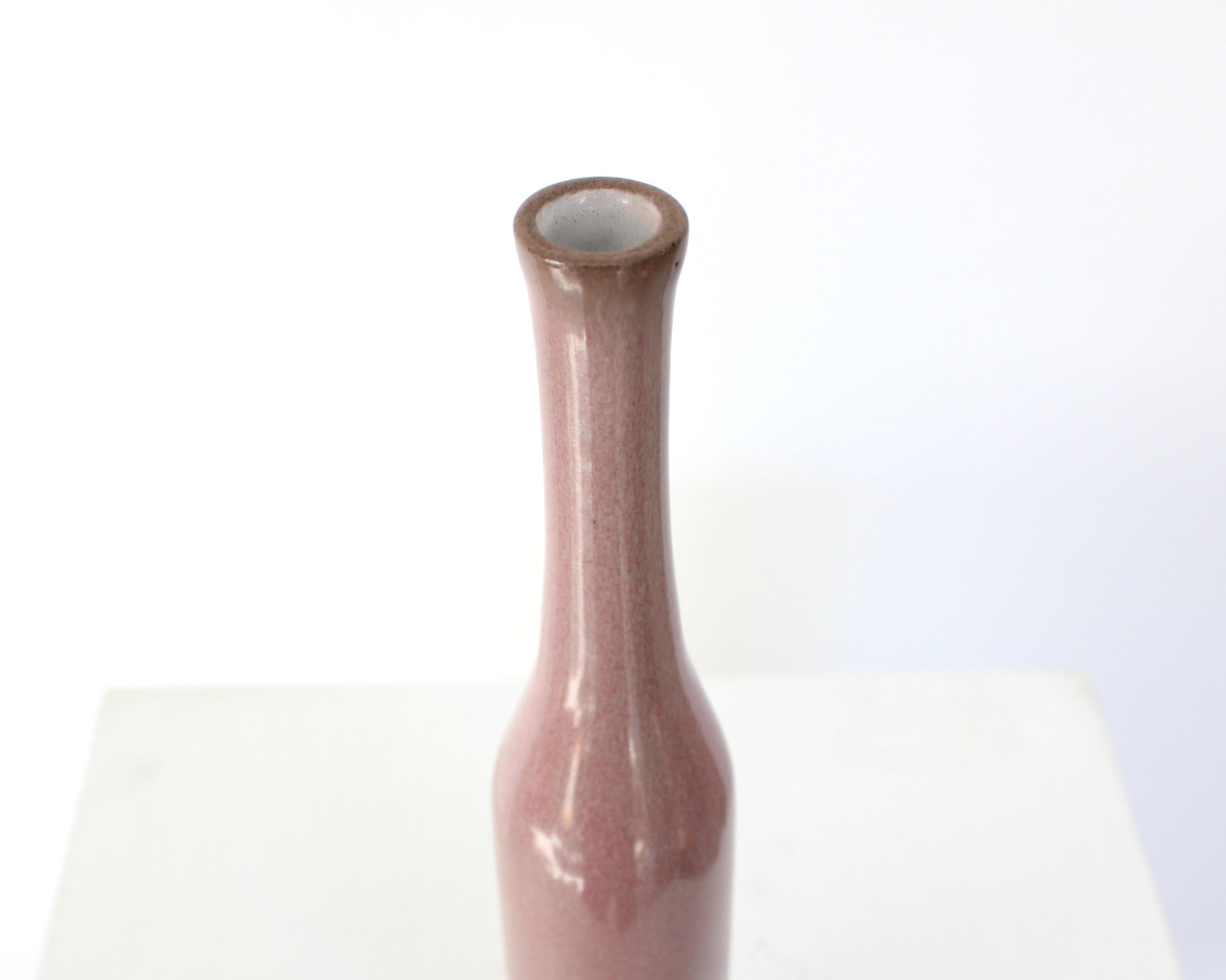Céramique Bouteille en céramique française Jacques et Dani Ruelland en glaçure mauve pâle en vente