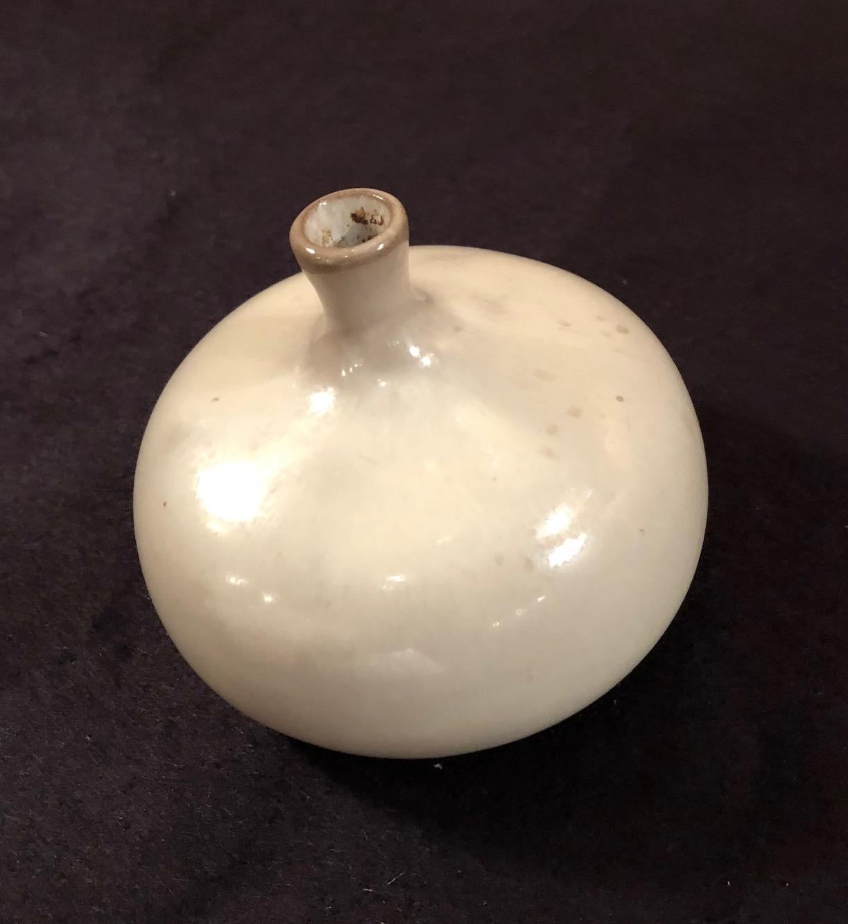 Un vase de forme aplatie des artistes céramistes français Jacques et Dani Ruelland. Une glaçure grise. Signé.