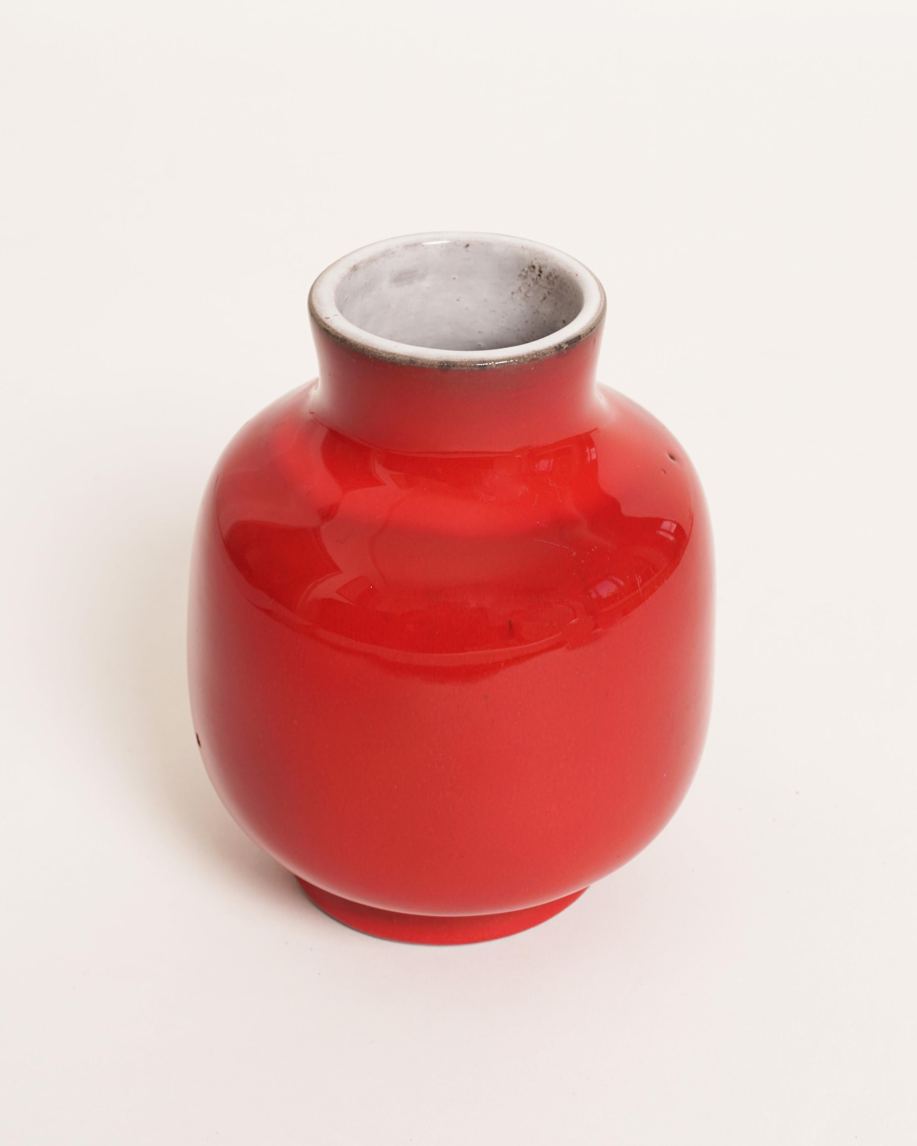 Jacques et Dani Ruelland
Vase japonais, c.C. 1970
Exécution : Céramique, rouge
Signé : Ruelland
H : 15,5 cm (5.9