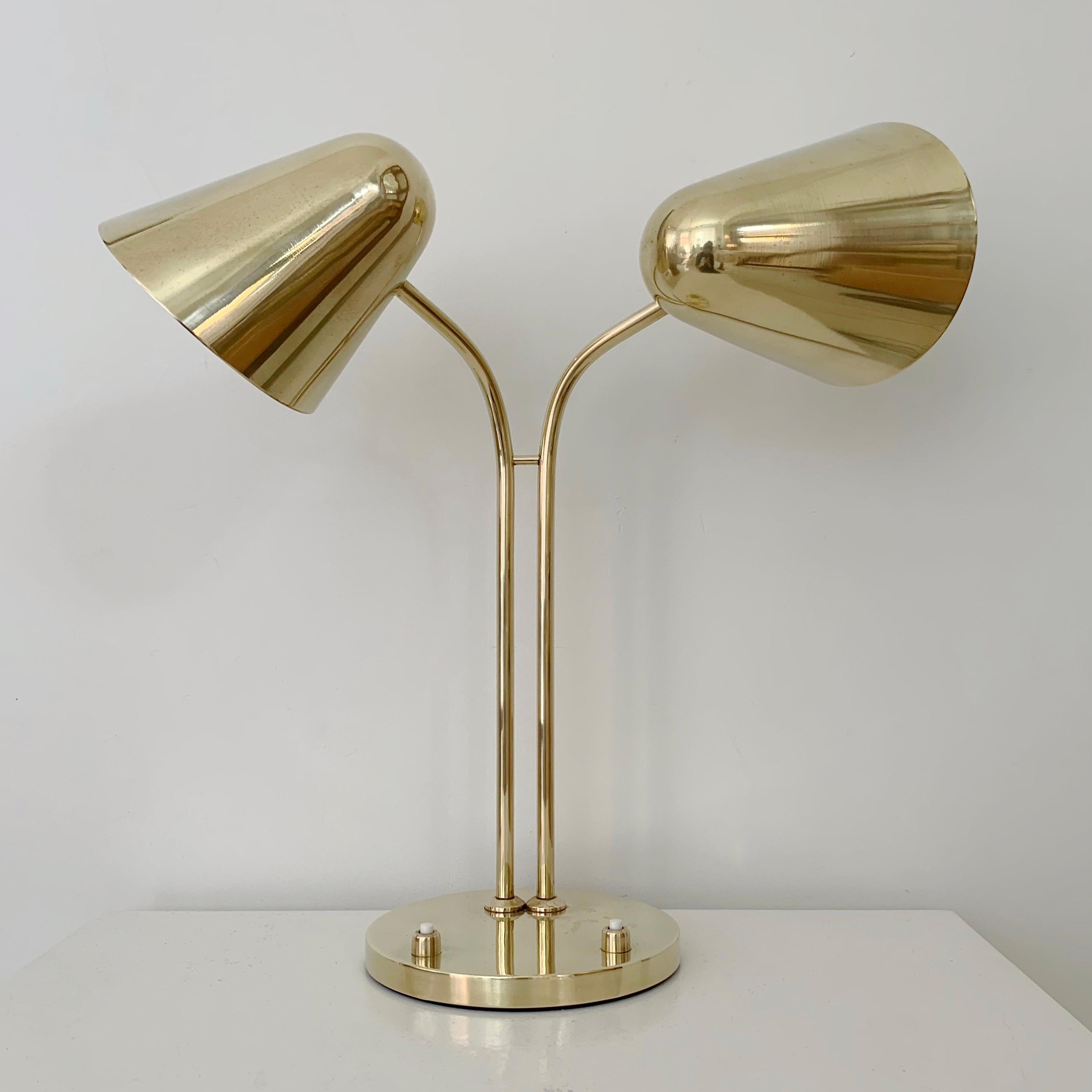 Jacques Biny Rara lampada a due luci regolabile in ottone per Luminalite, c.C. 1950 Francia in vendita 2