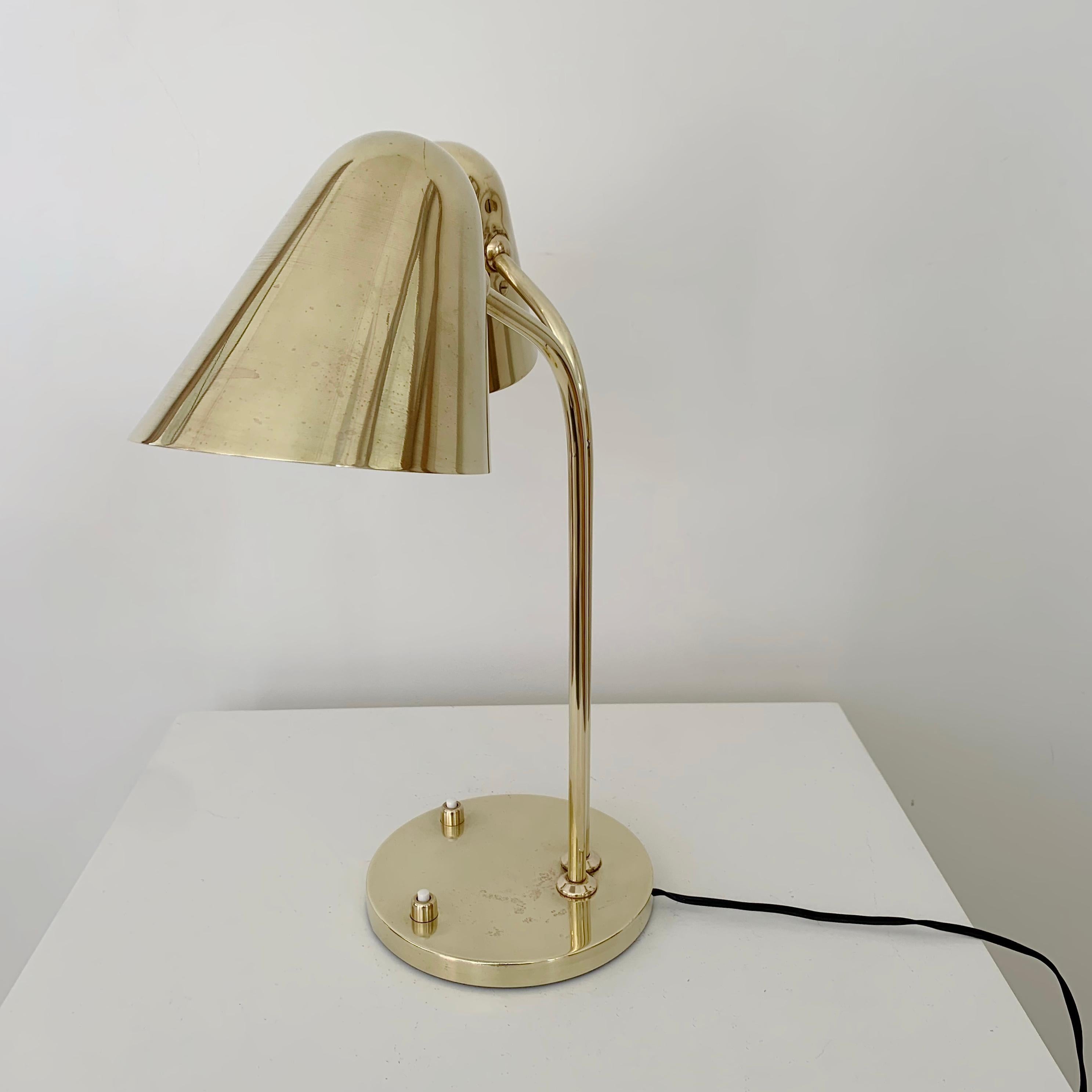 Jacques Biny Rara lampada a due luci regolabile in ottone per Luminalite, c.C. 1950 Francia in vendita 3