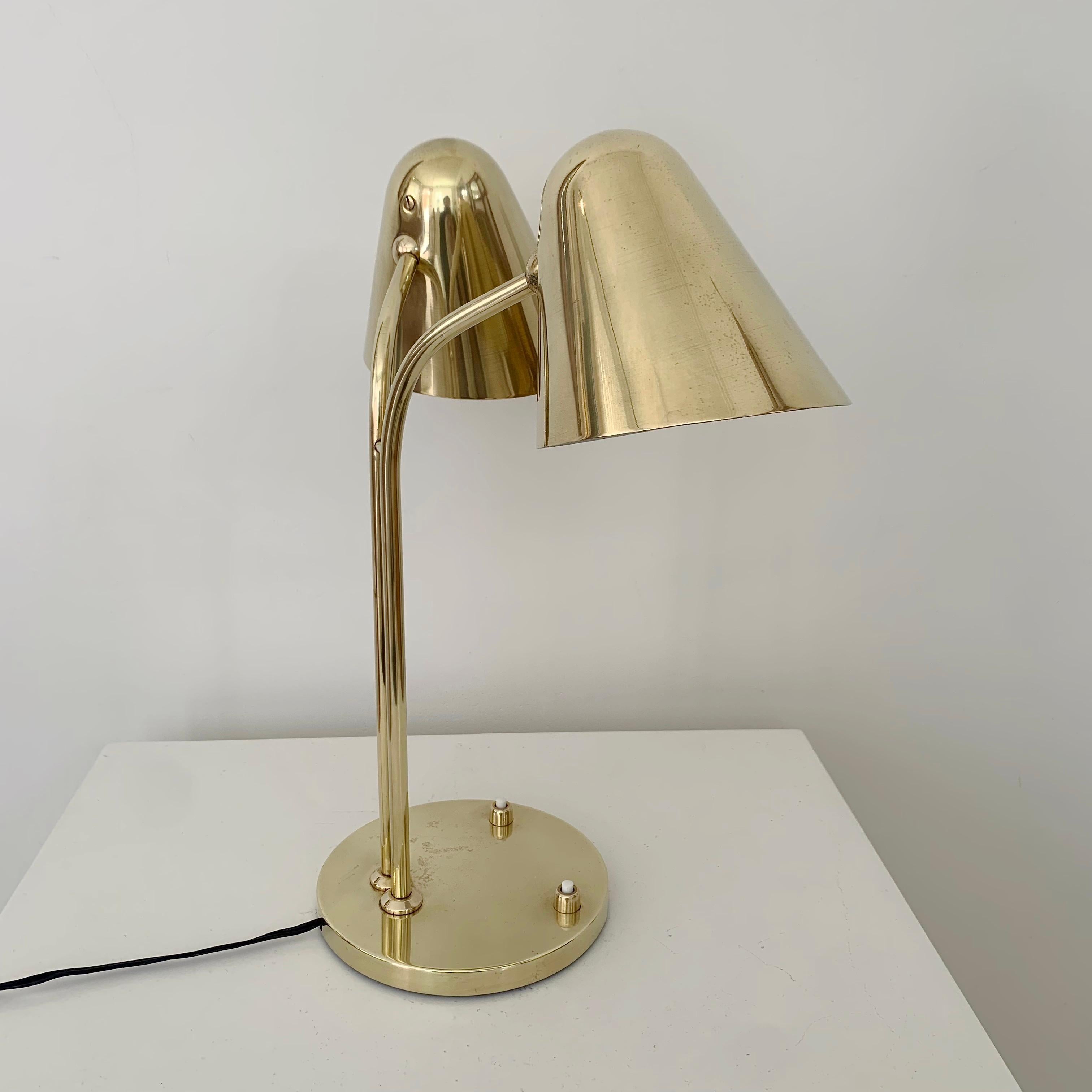 Jacques Biny Rara lampada a due luci regolabile in ottone per Luminalite, c.C. 1950 Francia in vendita 4