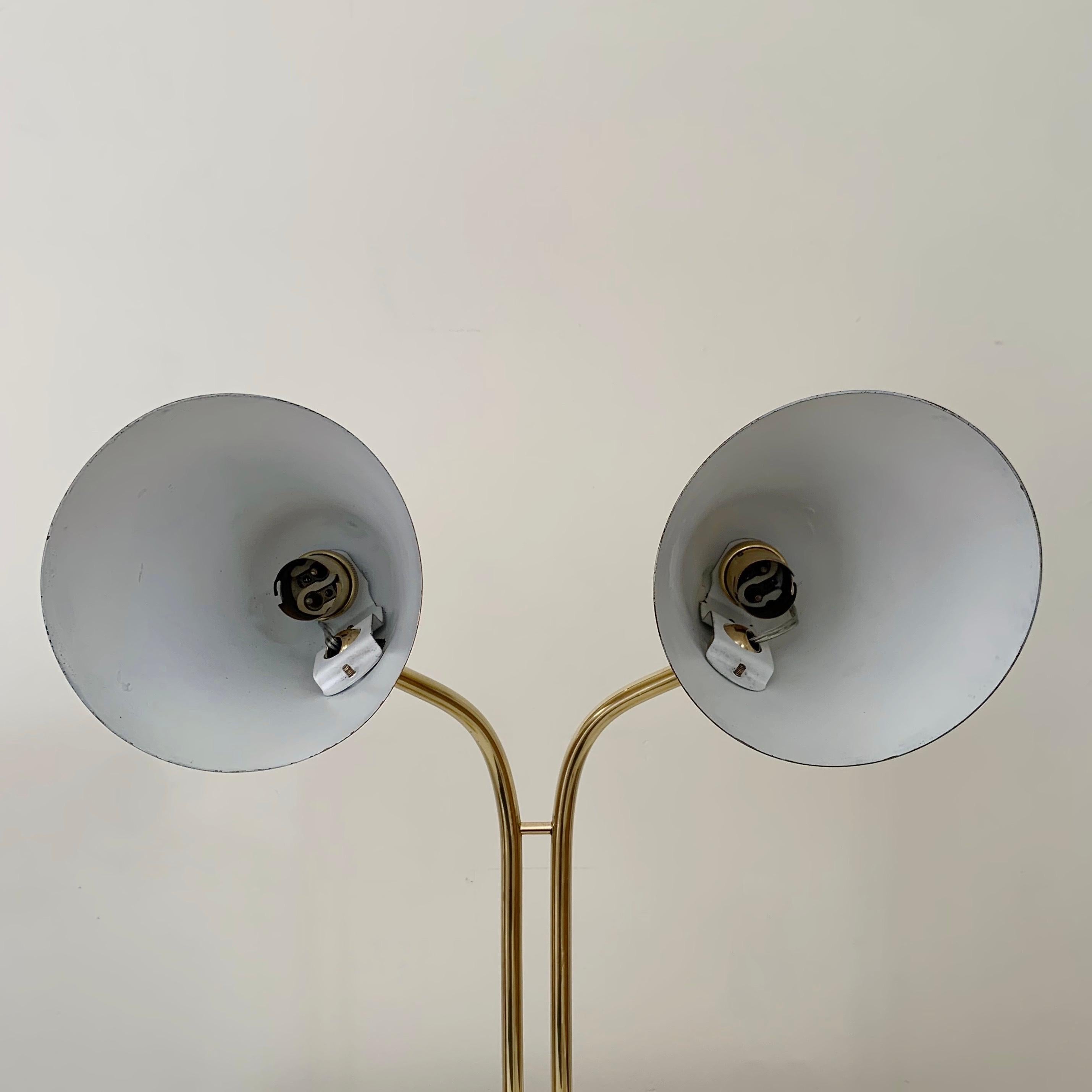Jacques Biny Rara lampada a due luci regolabile in ottone per Luminalite, c.C. 1950 Francia in vendita 8