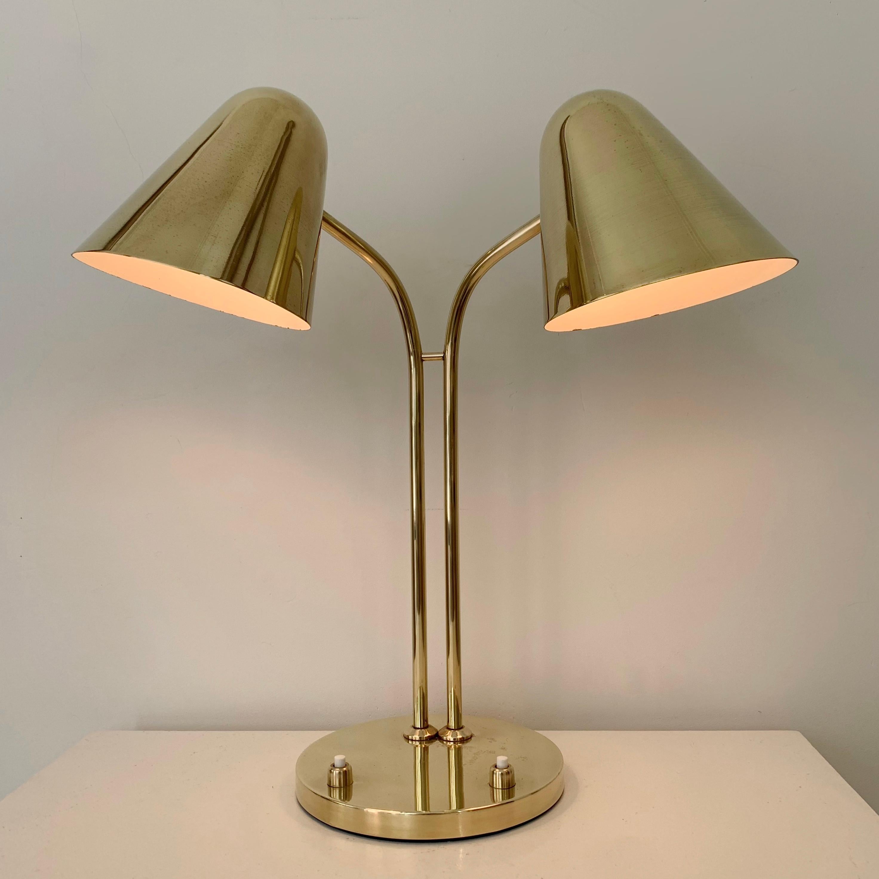Bellissima lampada a due luci regolabili di Jacques Biny edita da Luminalite, 1950 circa, Francia.
Ottone lucido. 
Ricablata,  Lampadine e22.
Articolo vintage raro sul mercato
Dimensioni: 38 cm H, 38 cm L, 20 cm D.
Tutti gli acquisti sono coperti