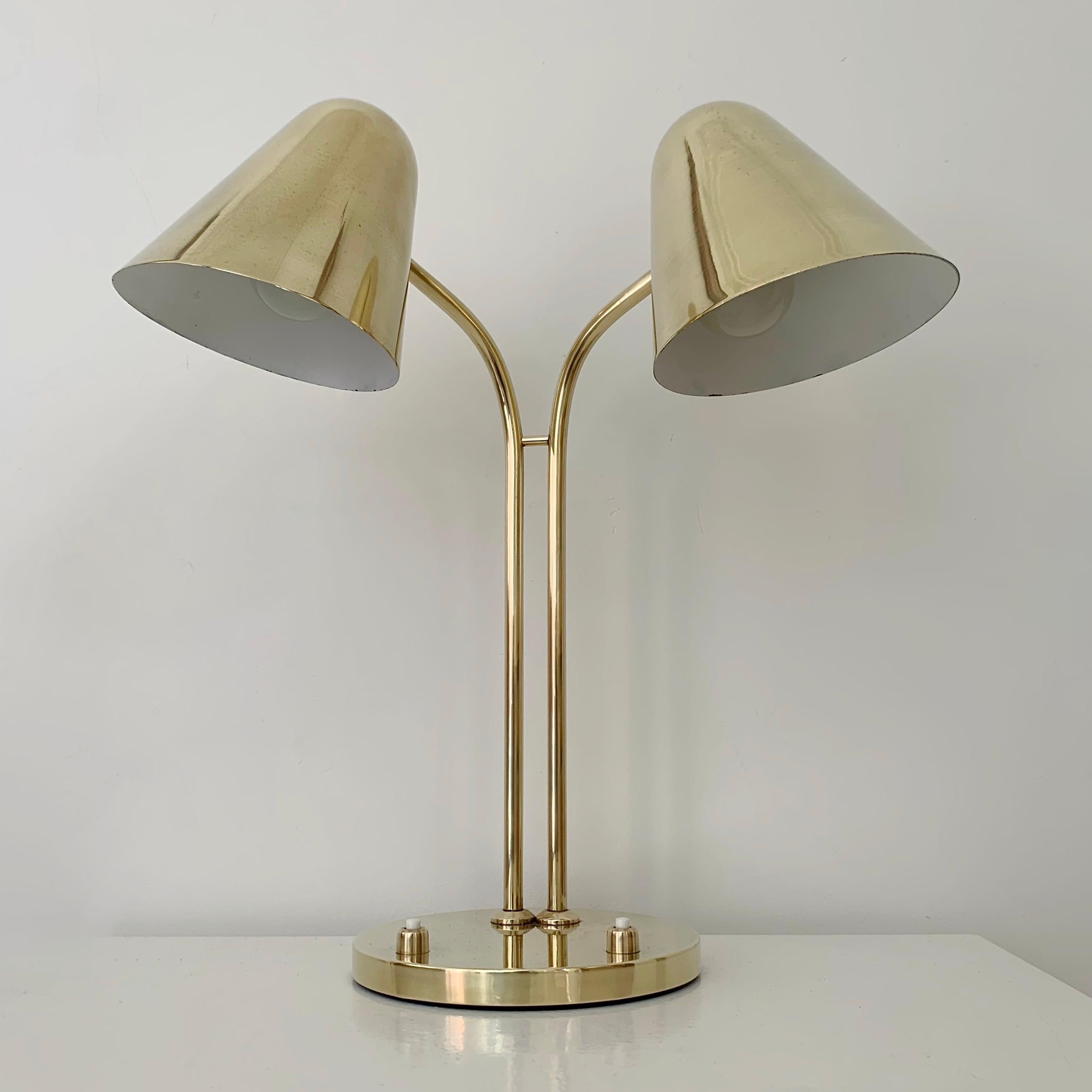 Mid-Century moderno Jacques Biny Rara lampada a due luci regolabile in ottone per Luminalite, c.C. 1950 Francia in vendita