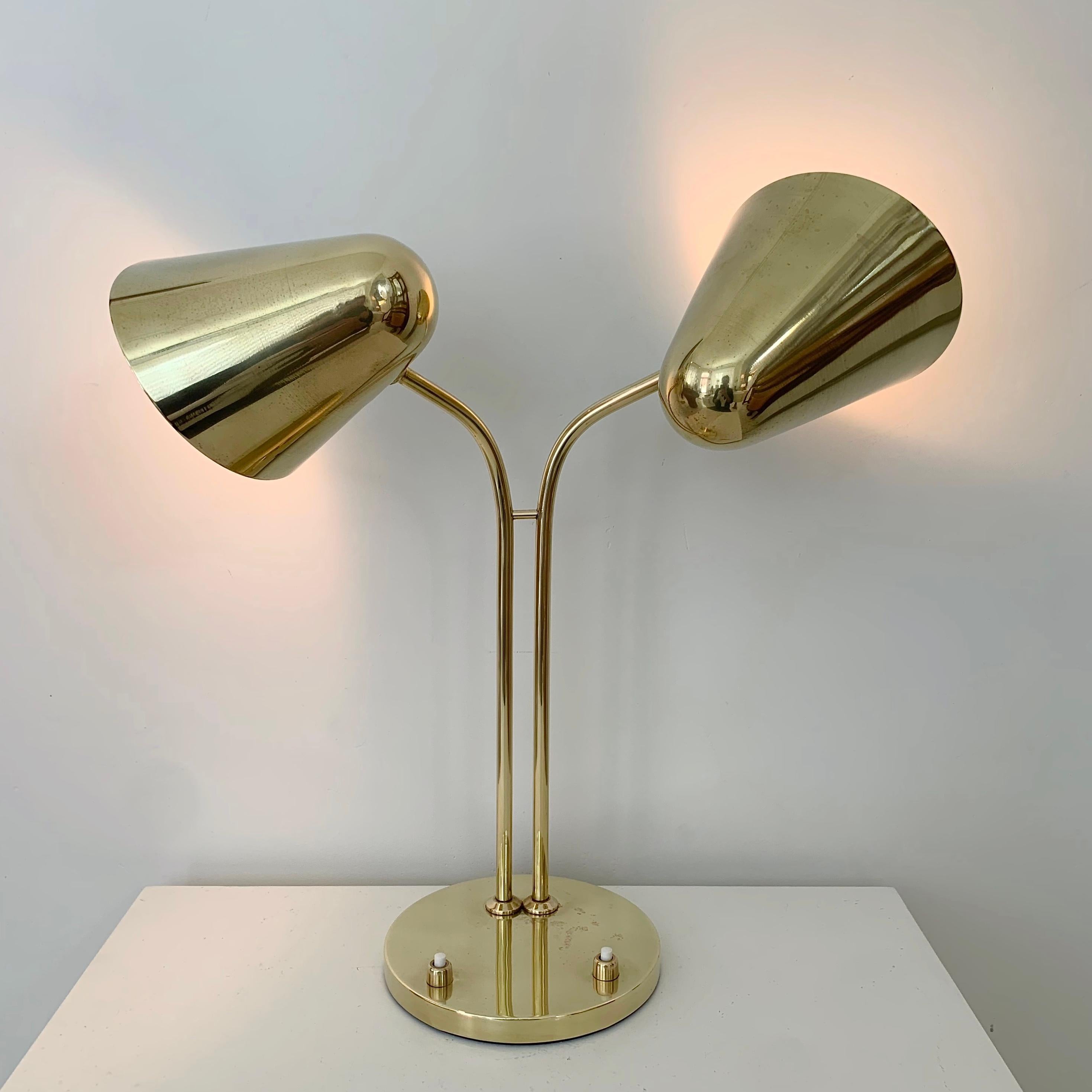 Francese Jacques Biny Rara lampada a due luci regolabile in ottone per Luminalite, c.C. 1950 Francia in vendita