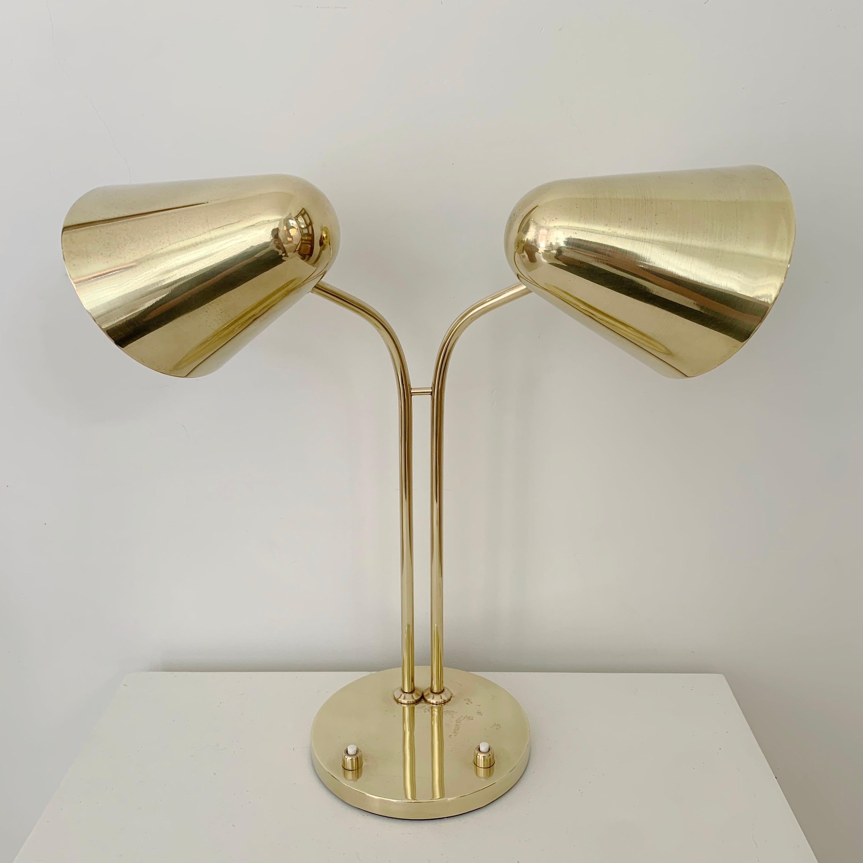 Lucidato Jacques Biny Rara lampada a due luci regolabile in ottone per Luminalite, c.C. 1950 Francia in vendita