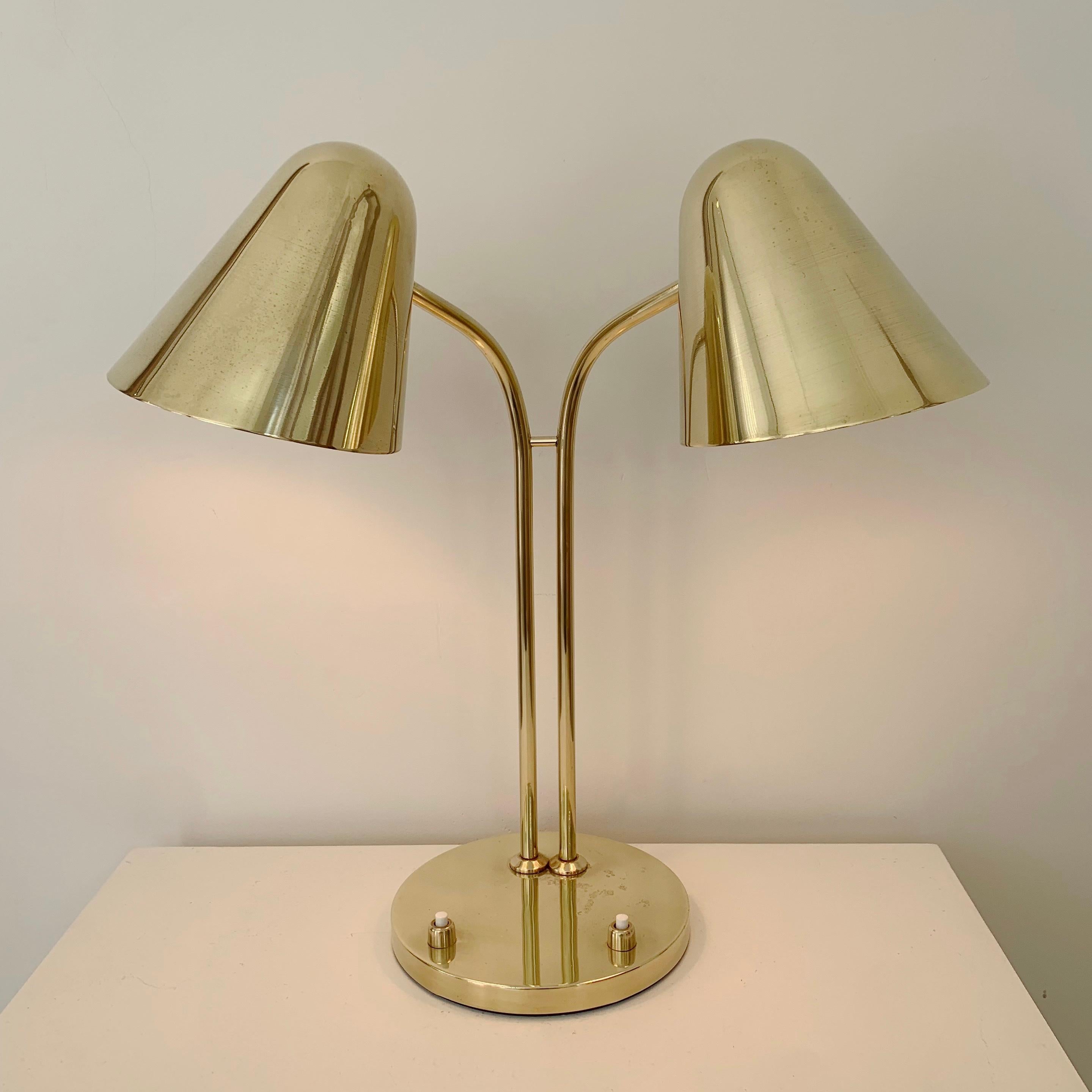 Jacques Biny Rara lampada a due luci regolabile in ottone per Luminalite, c.C. 1950 Francia In condizioni buone in vendita a Brussels, BE
