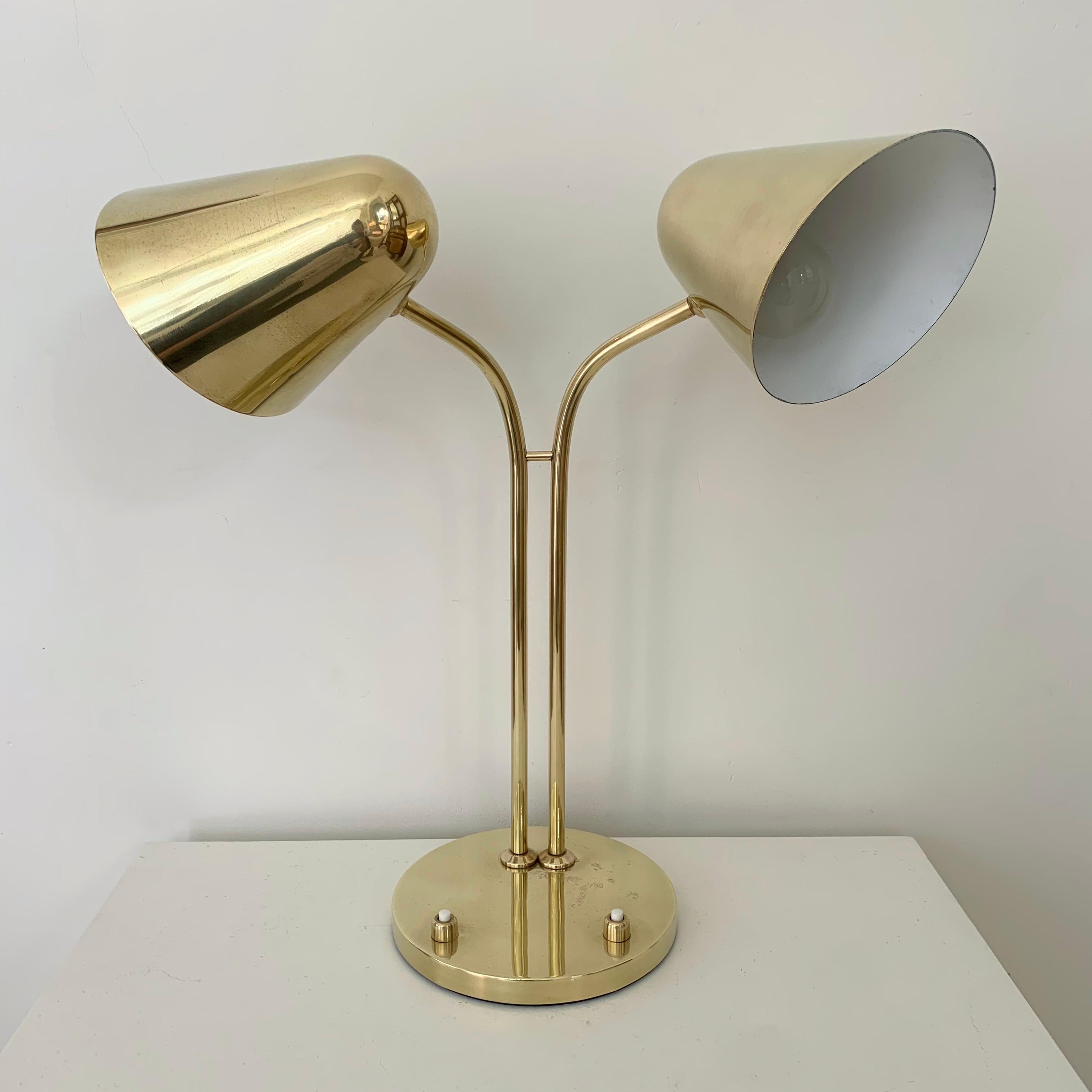Ottone Jacques Biny Rara lampada a due luci regolabile in ottone per Luminalite, c.C. 1950 Francia in vendita