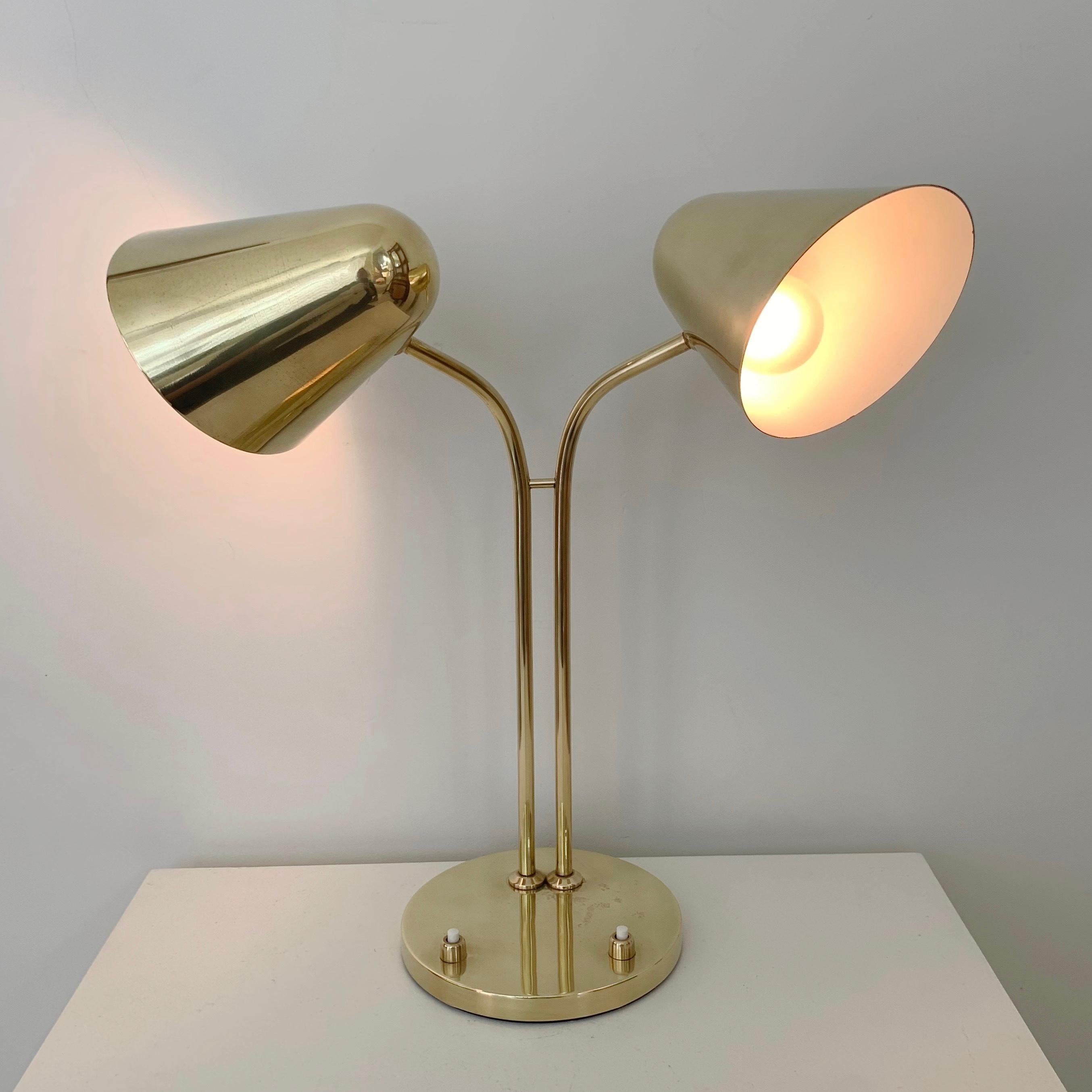 Jacques Biny Rara lampada a due luci regolabile in ottone per Luminalite, c.C. 1950 Francia in vendita 1