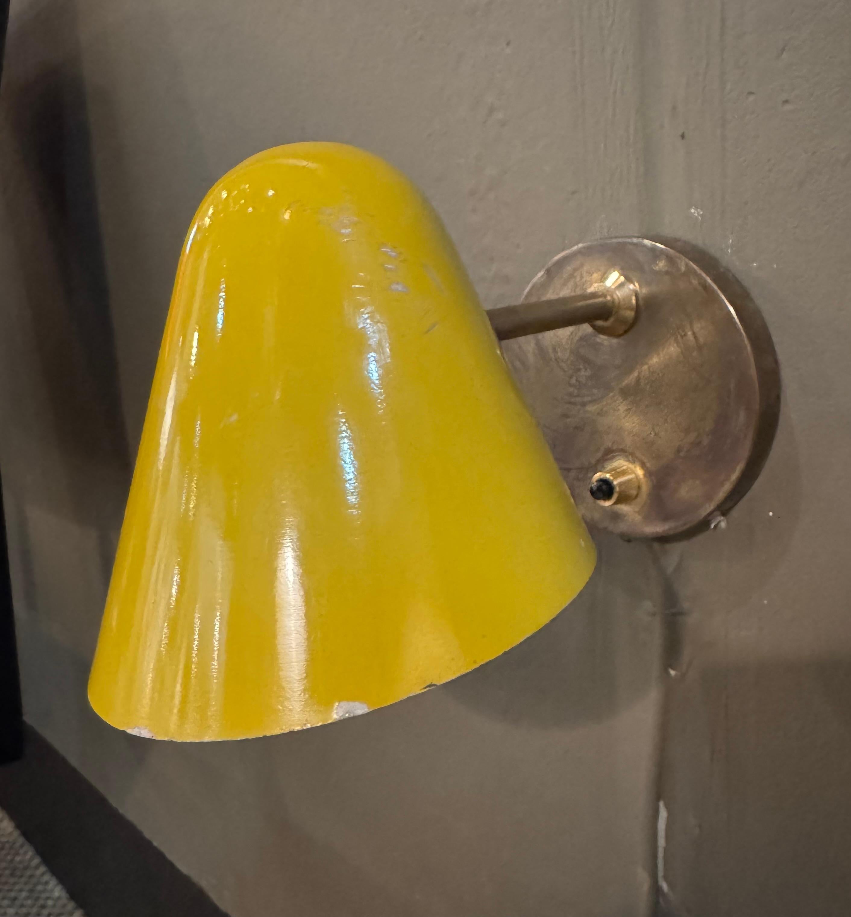 Ein schönes Beispiel für eine kleine französische Jacques Biny-Wandleuchte aus den 1950er Jahren mit Gelenk. Einige Farbverluste auf dem Schirm und kleinere Defekte an der Rückseite der Leuchte, wo der Schirm sich auf dem Messingkugelbeschlag