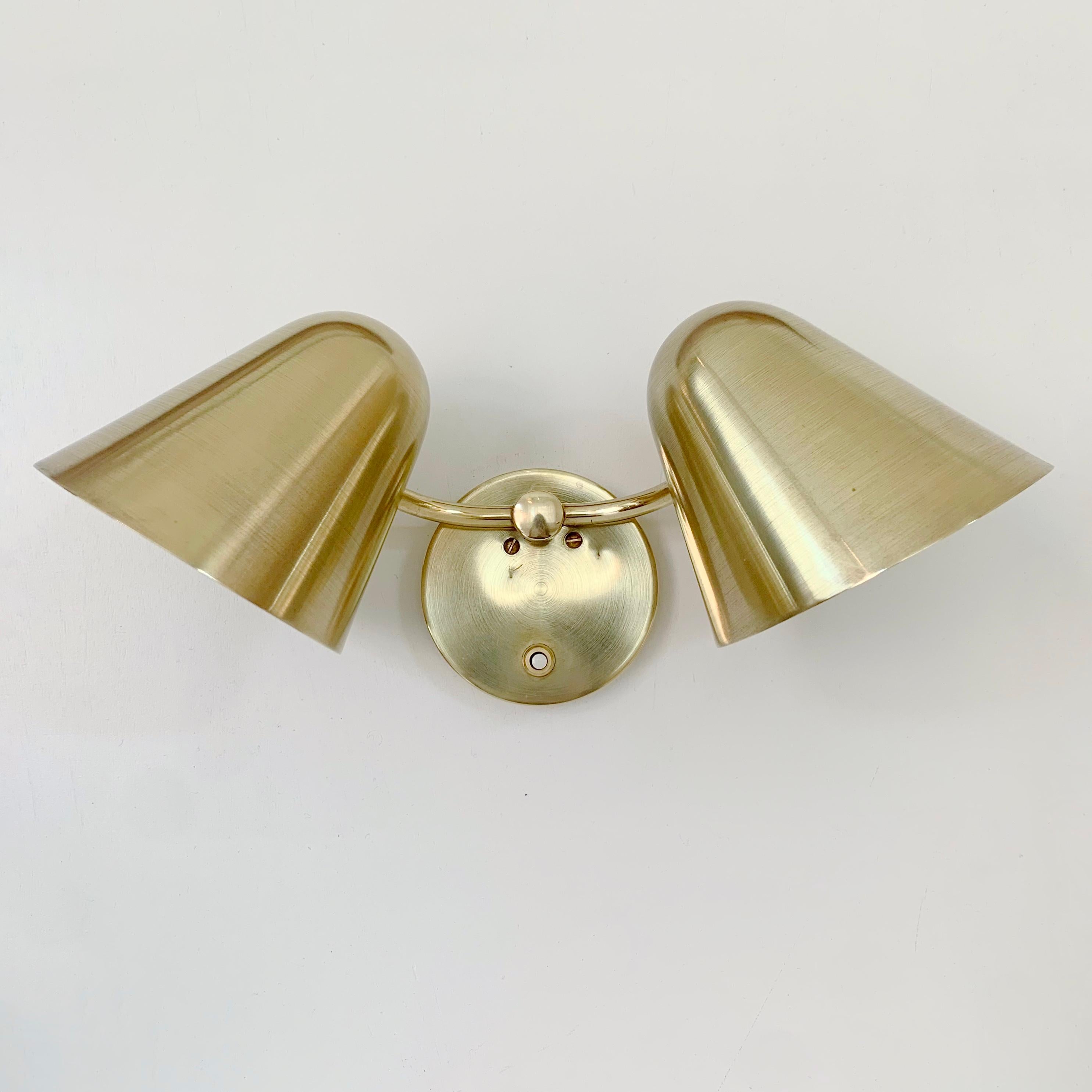 Seltene Jacques Biny-Leuchte mit zwei Lampen, um 1950, Frankreich.
2 verstellbare Reflektoren.
Poliertes Messing.
Vintage-Artikel in gutem Zustand.
B22-Glühbirnen.
Abmessungen: 35 cm B, 15 cm H, 15 cm T.
Alle Käufe sind durch unsere