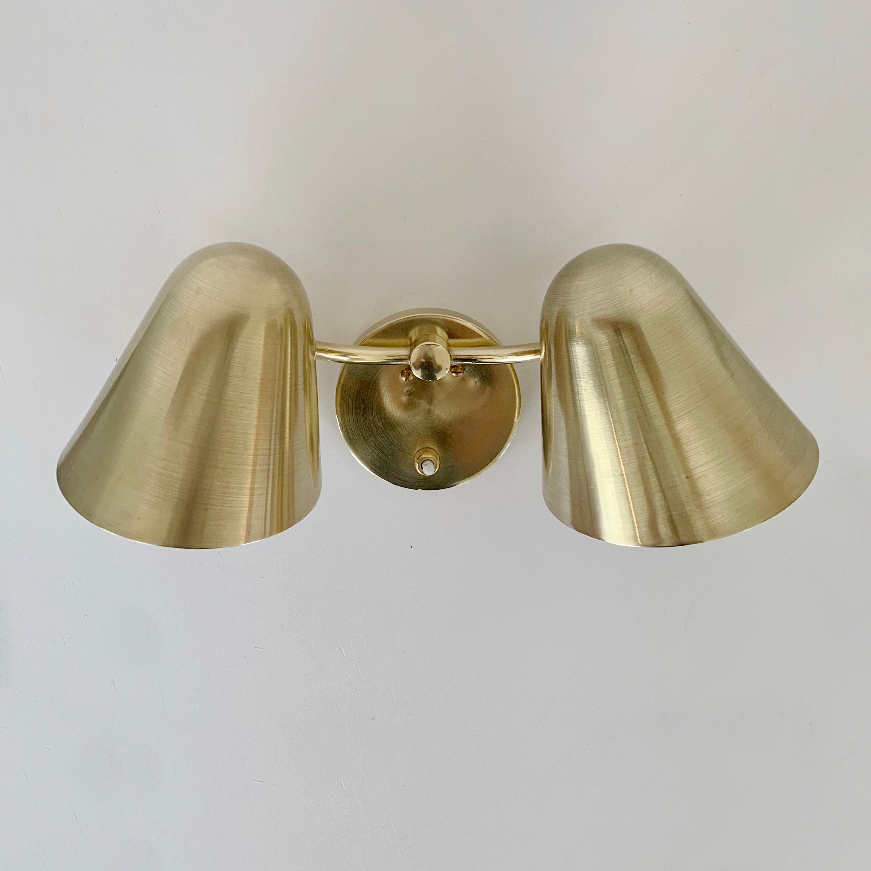 Jacques Biny Seltene zwei Lights Sconce aus Messing, um 1950, Frankreich. (Moderne der Mitte des Jahrhunderts) im Angebot