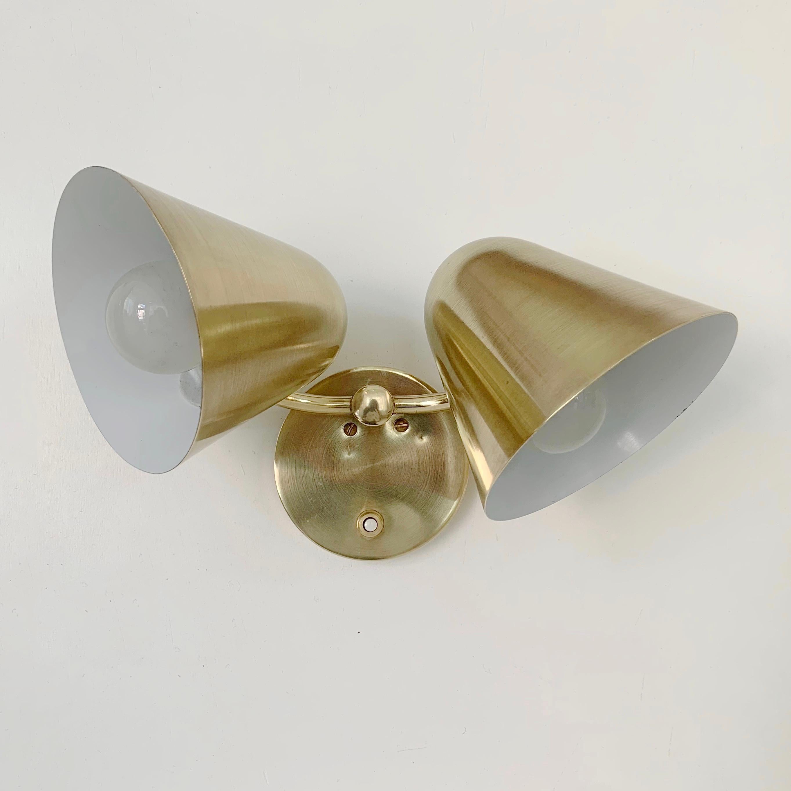 Jacques Biny Seltene zwei Lights Sconce aus Messing, um 1950, Frankreich. (Französisch) im Angebot
