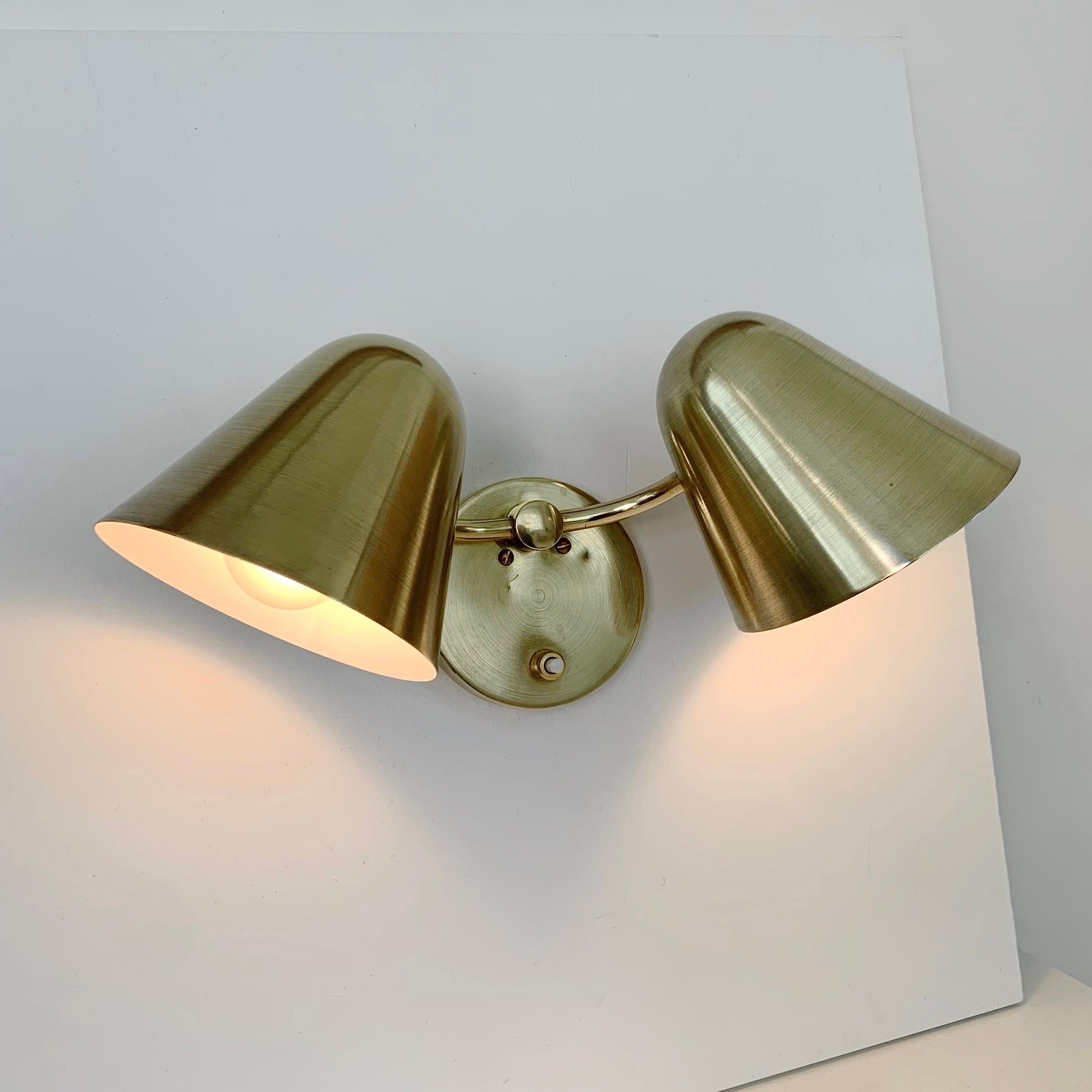 Jacques Biny Seltene zwei Lights Sconce aus Messing, um 1950, Frankreich. (Poliert) im Angebot