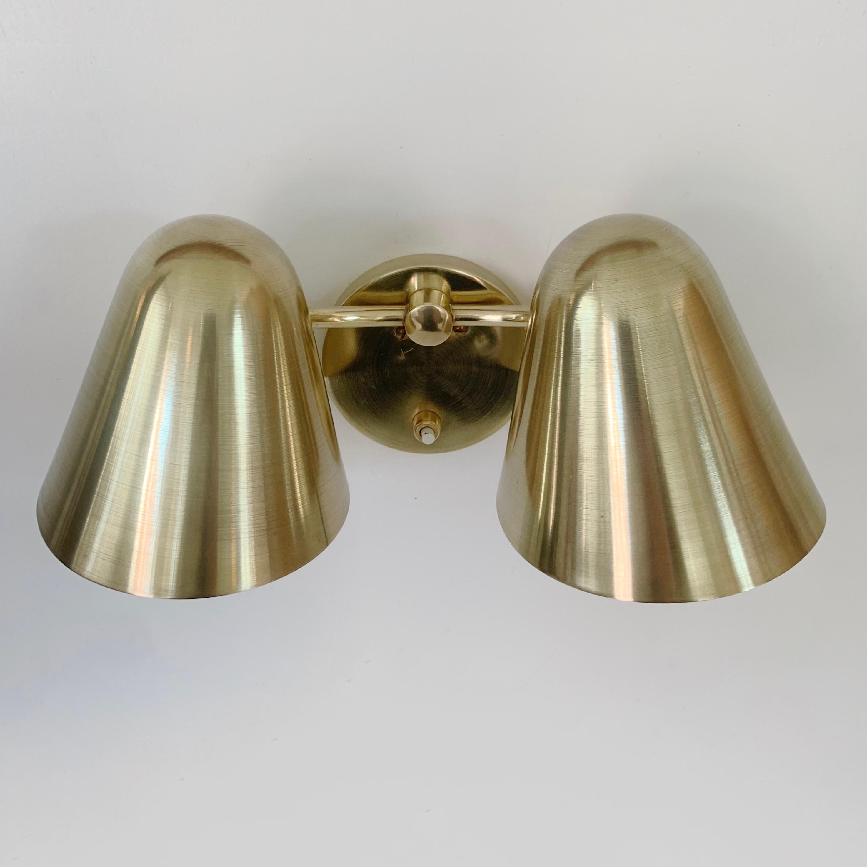 Jacques Biny Seltene zwei Lights Sconce aus Messing, um 1950, Frankreich. (Mitte des 20. Jahrhunderts) im Angebot