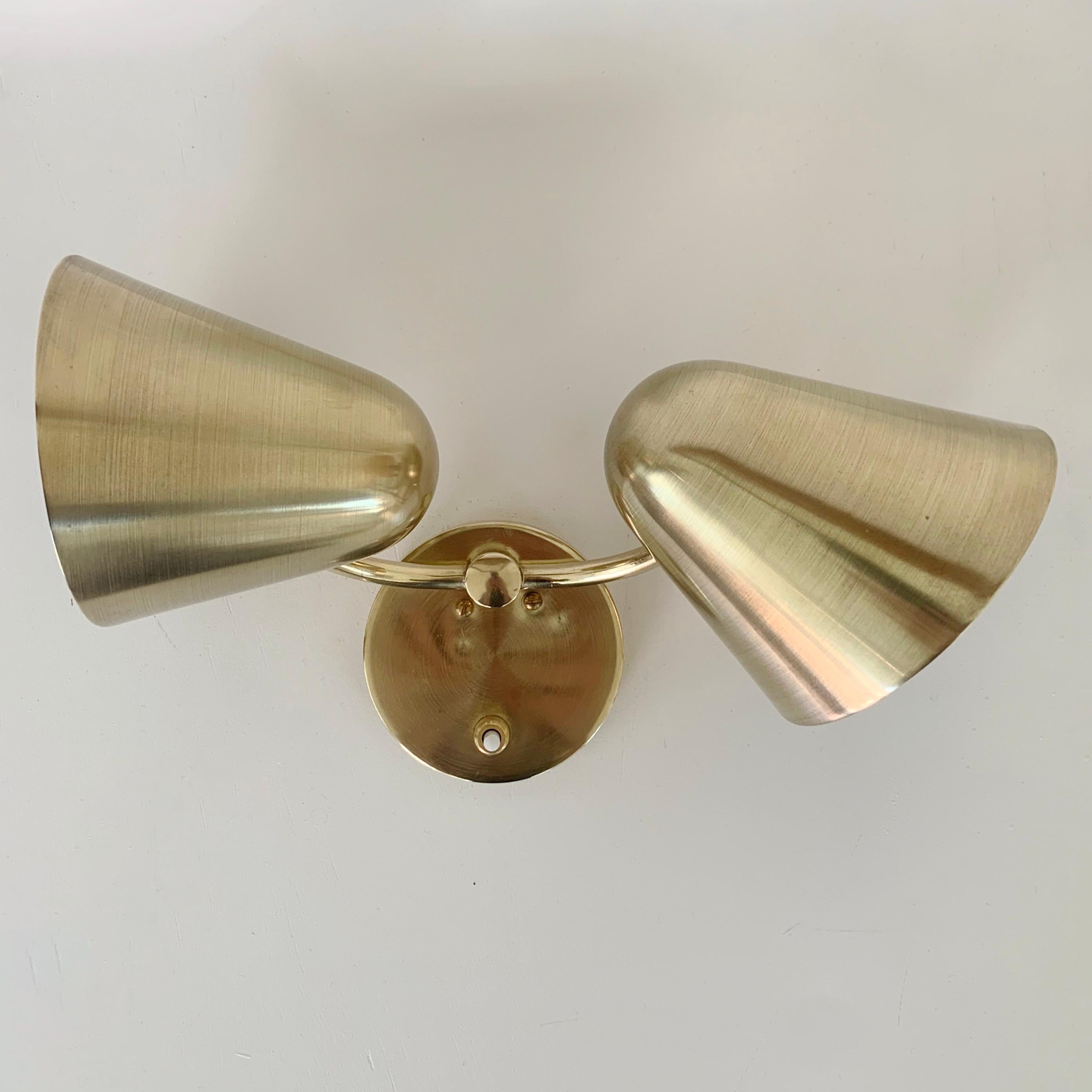 Jacques Biny Seltene zwei Lights Sconce aus Messing, um 1950, Frankreich. im Angebot 1