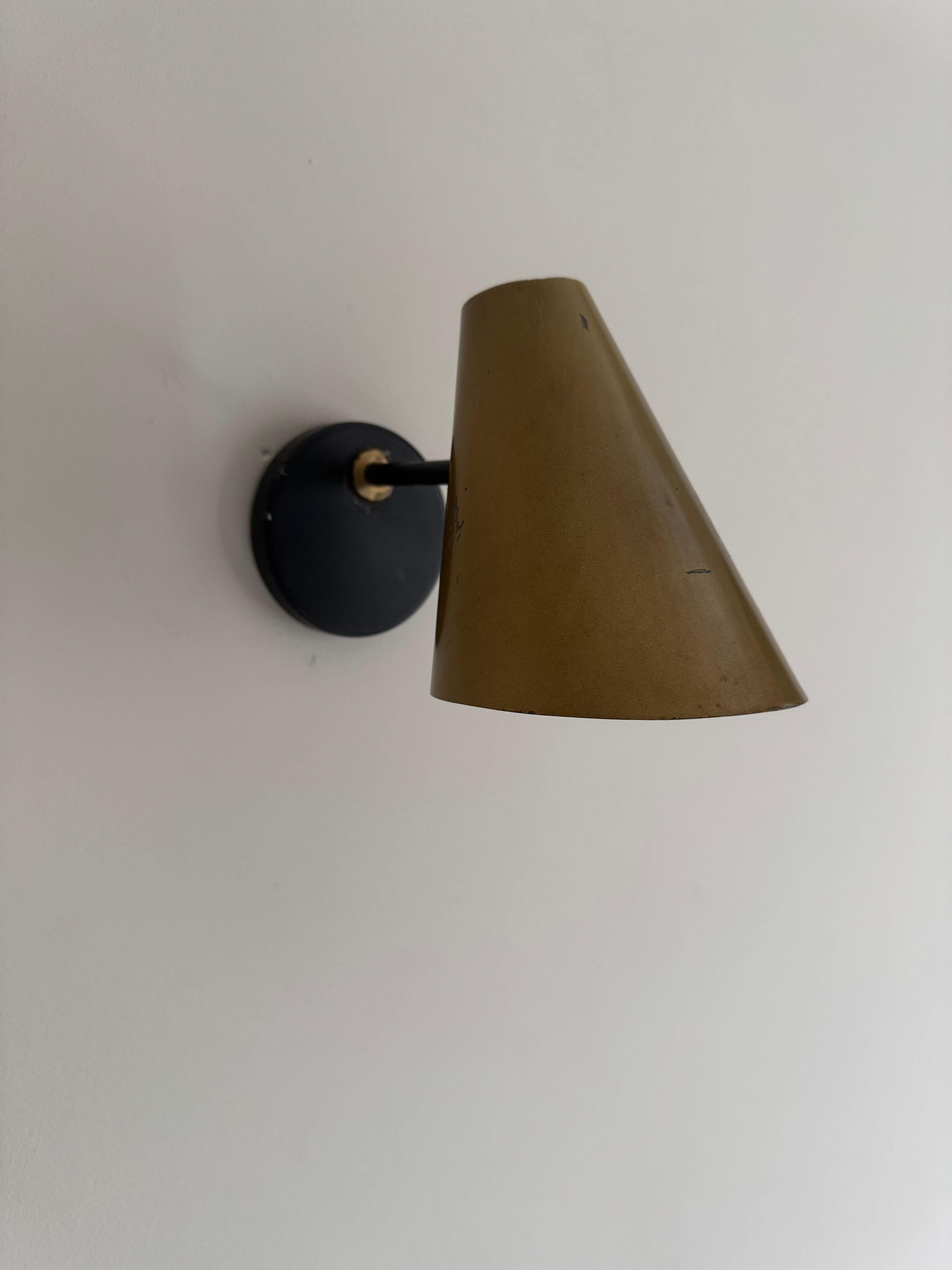 Une seule applique en métal doré avec une finition de couleur bronze. Quelques dommages à la peinture. Il pourrait être remis à neuf. L'abat-jour ne présente pas de bosses visibles. Traces de rouille à l'intérieur de l'abat-jour. Pièces originales.