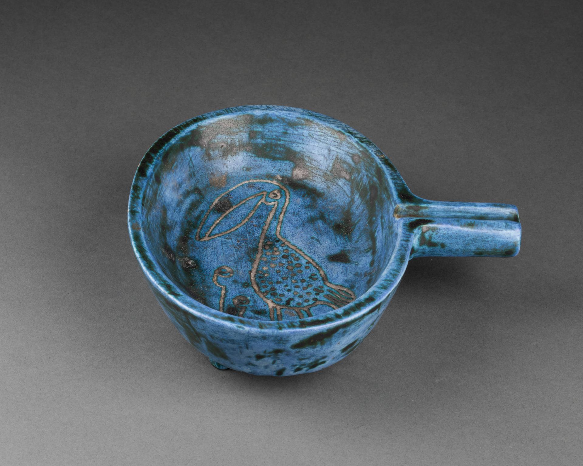 Jacques BLIN (1920-1995)

Joli petit cendrier ou vide-poche avec un décor incisé au toucan / Small ashtray or pocket-emptier, with an icised pelican decor

Céramique émaillée, tons bleu et noir / enameled blue and black ceramic

Bon état
