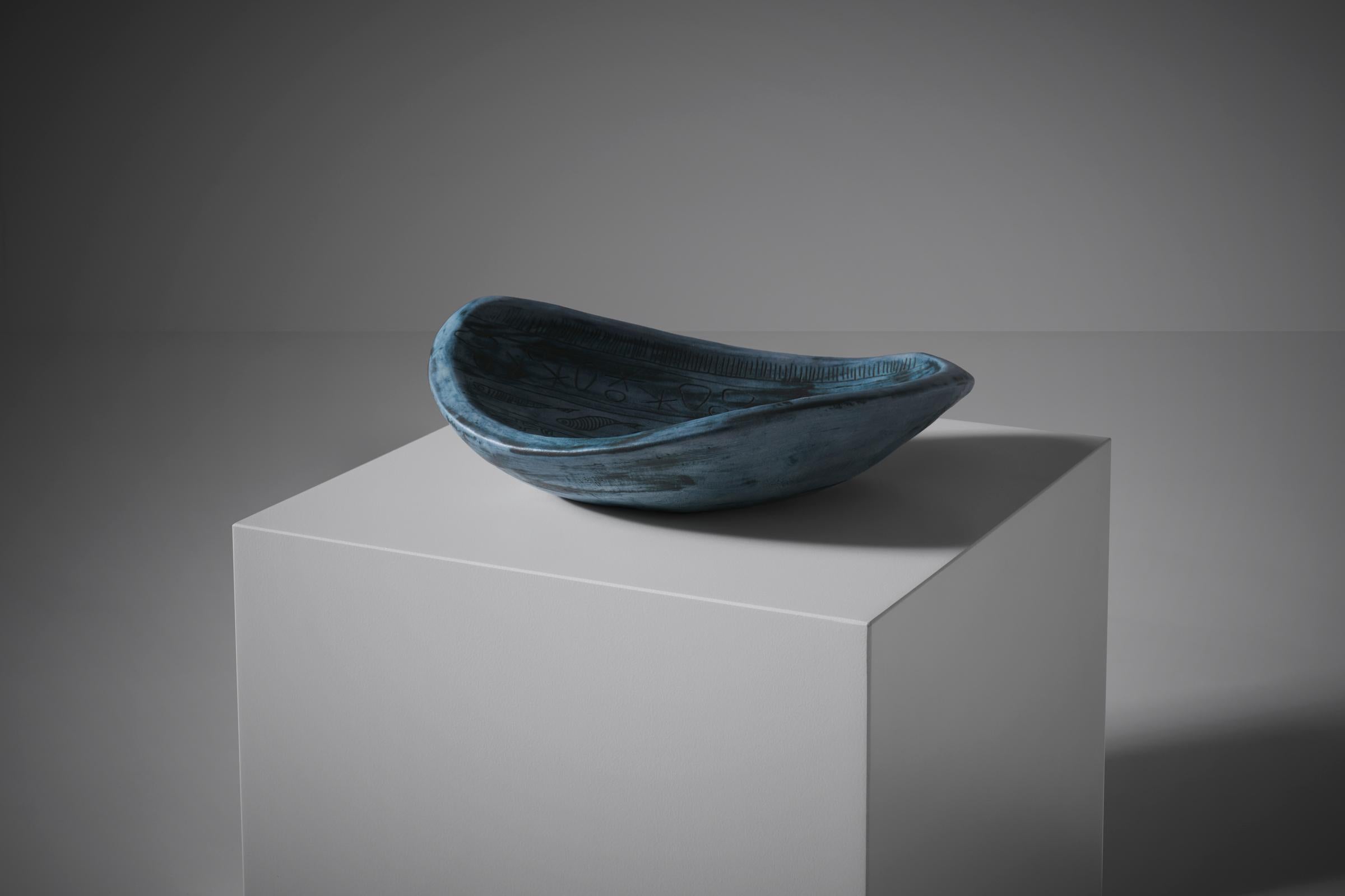 Rare anthropomorphic bowl by Jacques Blin (1920-1995), France 1950s. Unique piece with a beautiful color scheme of blue tones and dark grey. Interesting engraved decoration. Jacques Blin is considered as one of the important French mid-century