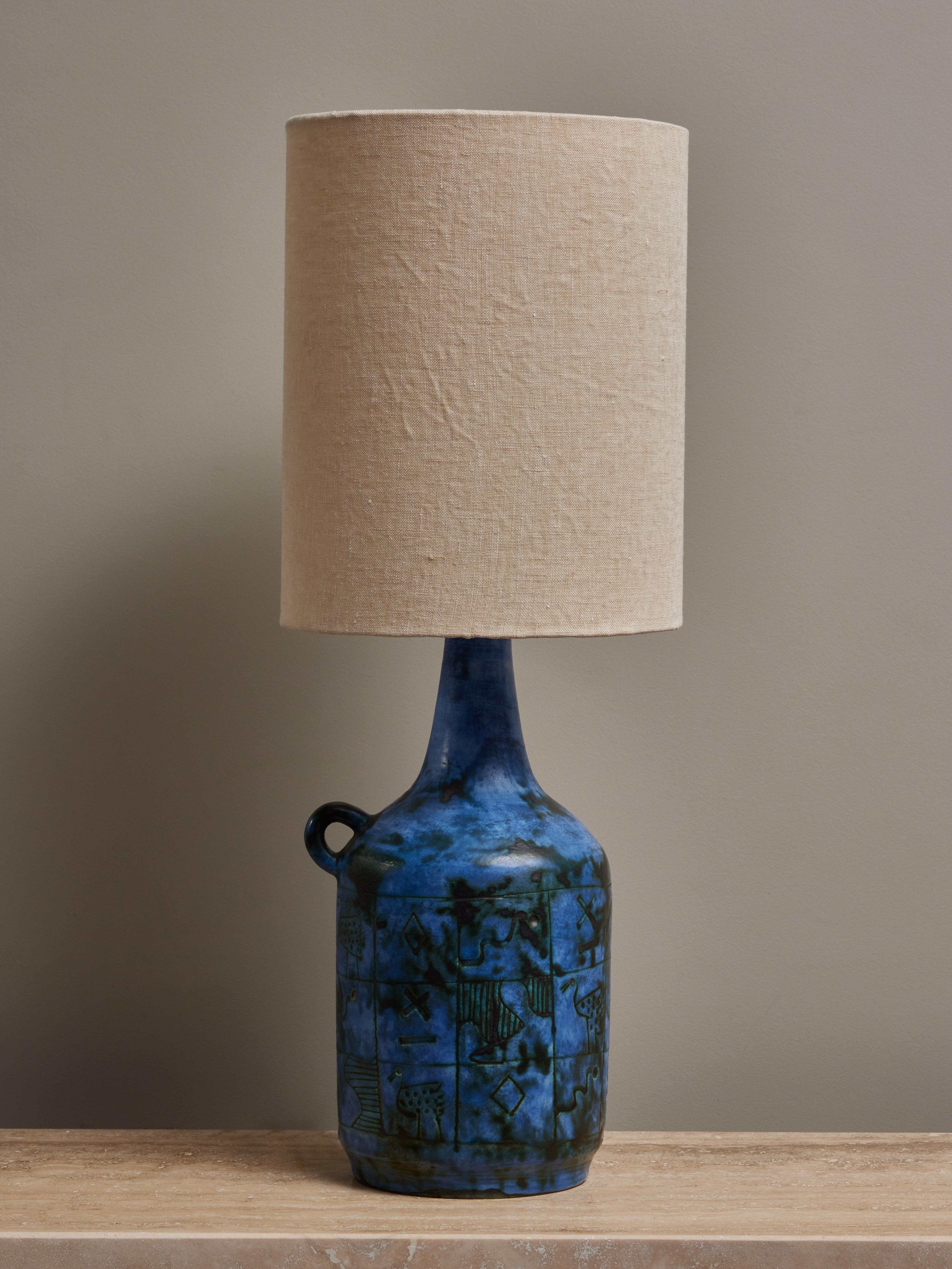 Lampe à poser en céramique bleue de Jacques Blin, en forme de bouteille, avec des animaux stylisés gravés et des motifs géométriques.

Signé en bas, nouvel abat-jour.

 

Jacques Blin (1920-1995) Jacques Blin est un célèbre céramiste français qui a