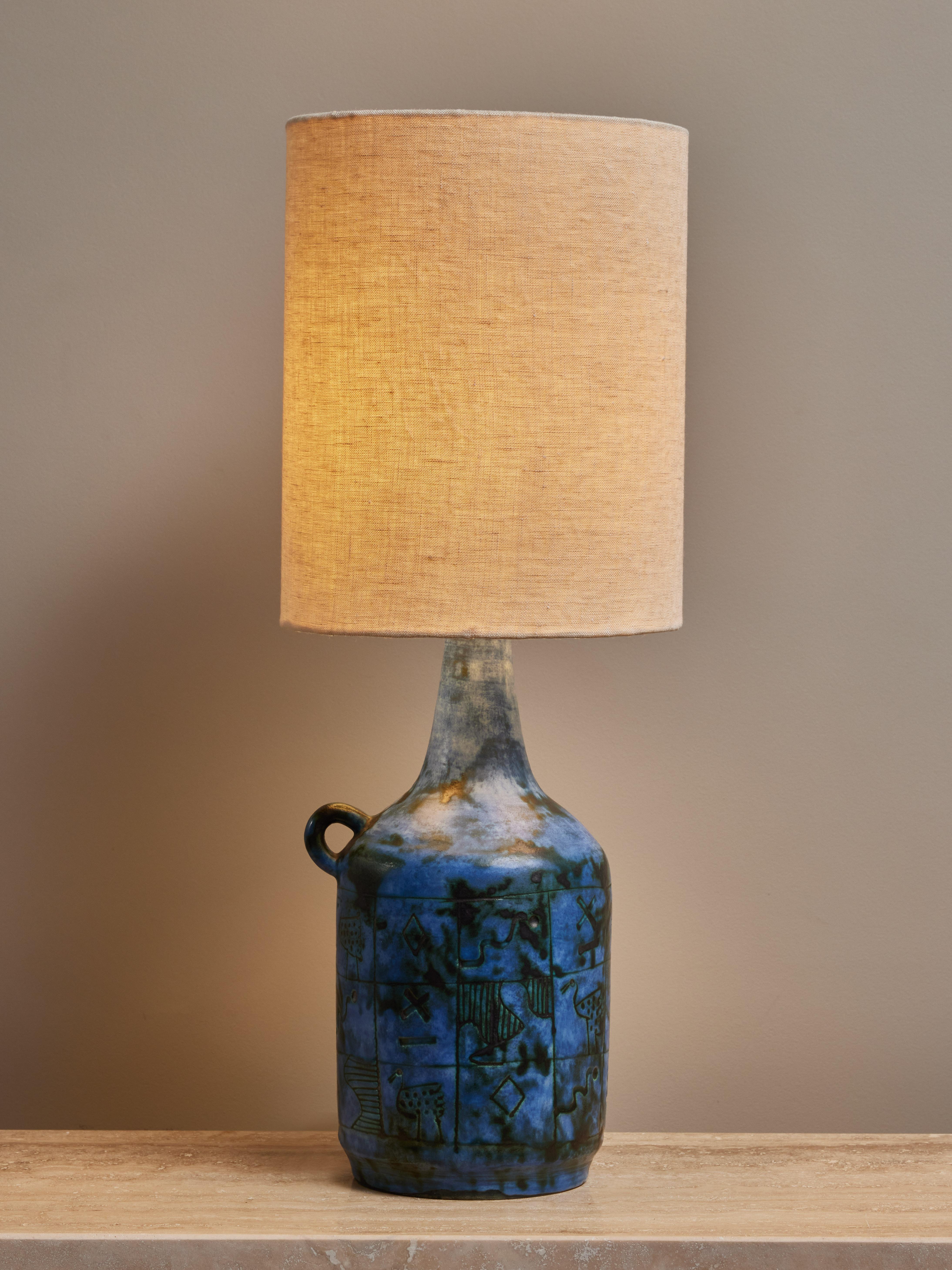 Mid-Century Modern Lampe de table en céramique bleue Jacques Blin en vente