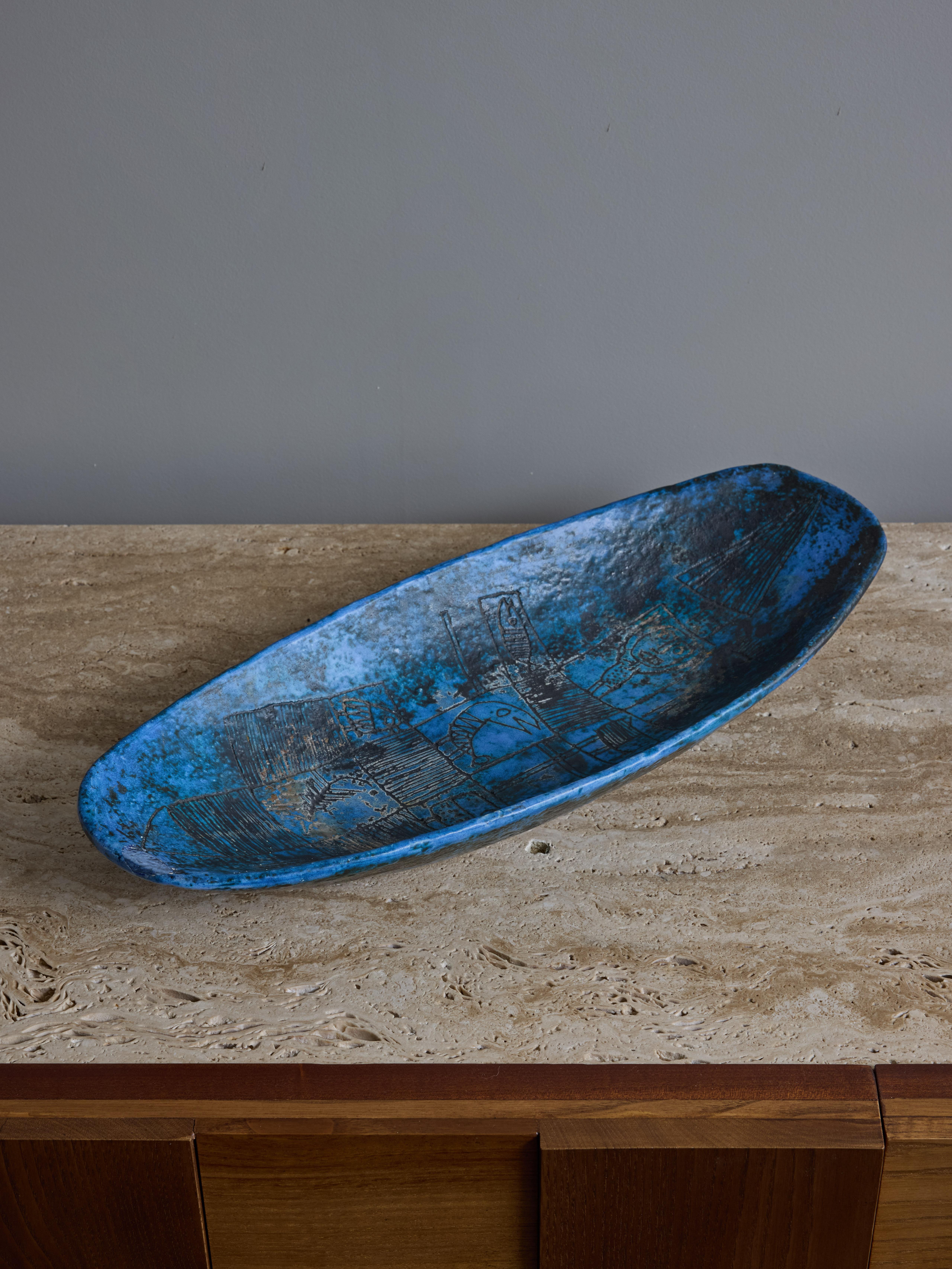 Coupe ovale en céramique de l'artiste français Jacques Blin, colorée dans son bleu caractéristique et gravée d'animaux stylisés et de motifs géométriques. Signé sous la base.

Jacques Blin (1920-1995)

Jacques Blin est un célèbre céramiste français