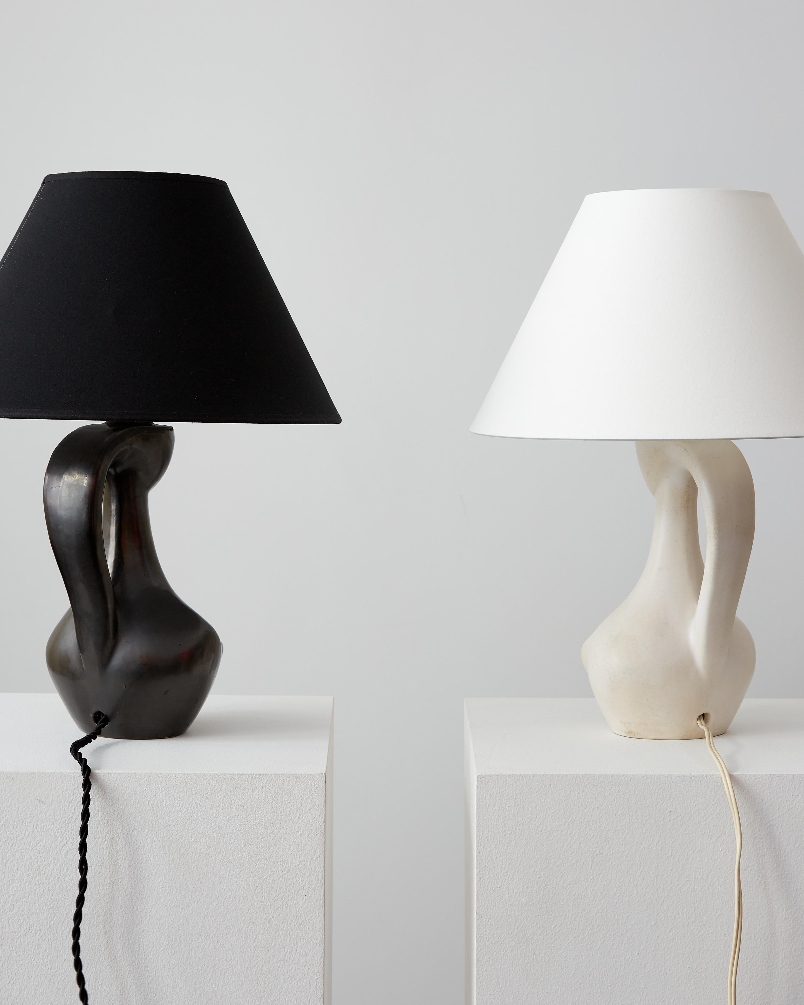 Lampes de table en céramique de Jacques Blin.

France. C.I.C. 1955.

Disponible en noir et en blanc laiteux. 

Prix et vente séparés (7 500 $ chacun). 

Dimensions : 16