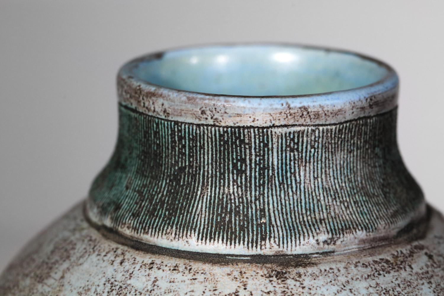 Vaso in ceramica Jacques Blin degli anni '50 con uccelli smaltati in blu in vendita 1