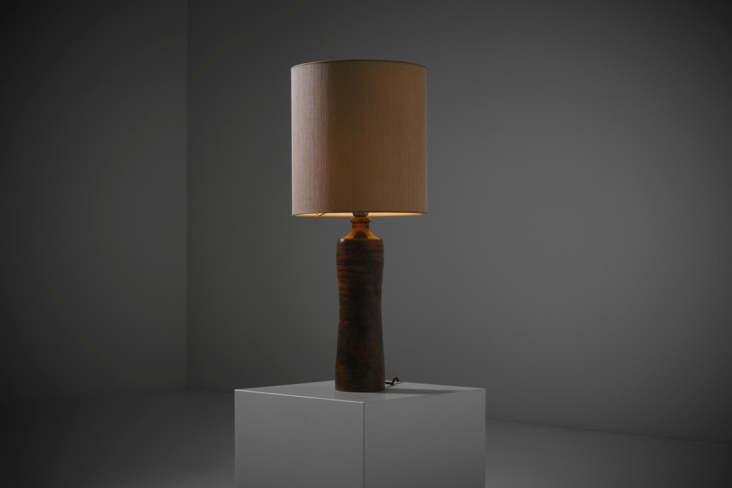 Jacques Blin Ceramic cylindrical table lamp, France 1960s. Beautiful abstract decoration of a dark brown cloudy pattern on a warm terra undertone. The lamp is provided with a natural raffia shade covered with linen inside. In excellent condition.