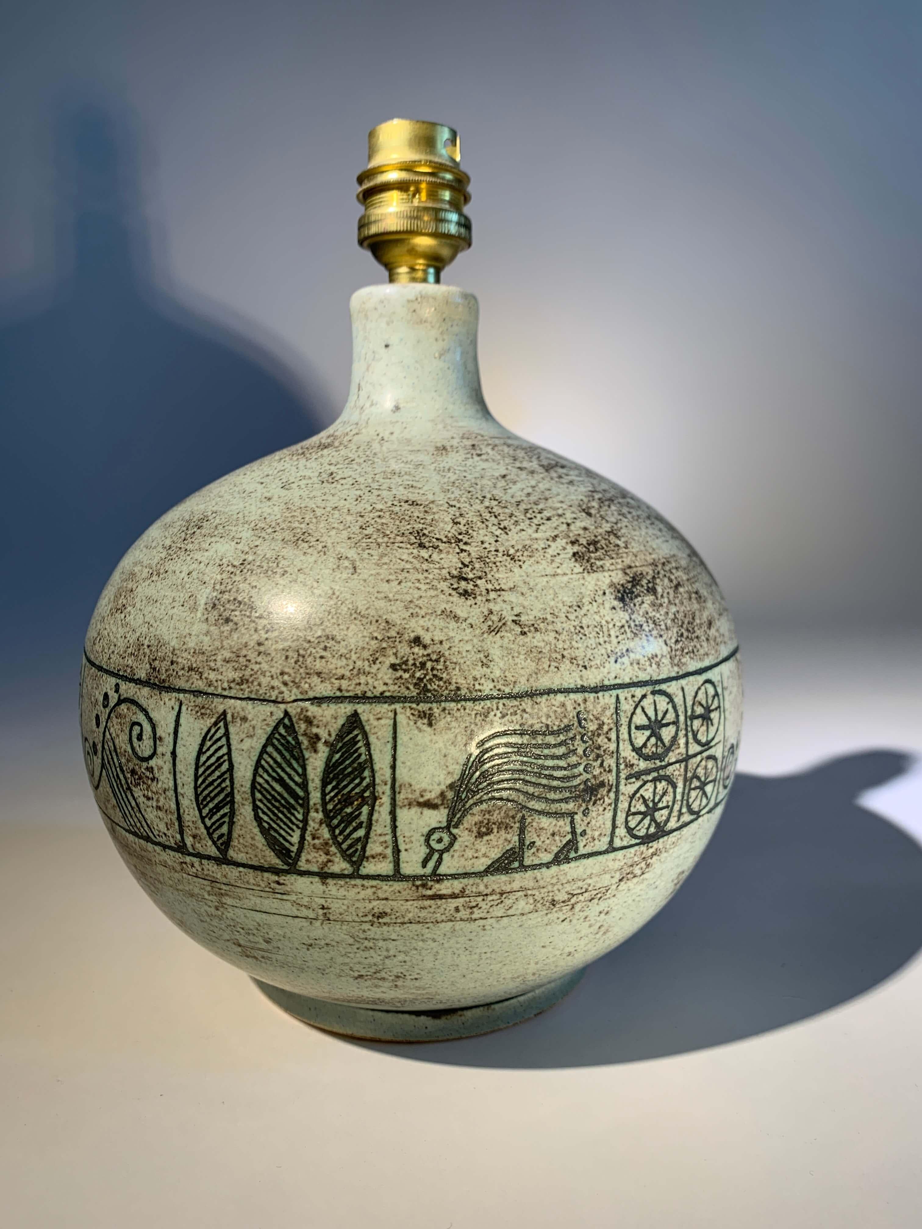 Lampe de table signée.
artiste : Jacques Blin (1920-1995)

Forme cylindrique en céramique émaillée vert d'eau avec décor incisé.

France, vers 1950
