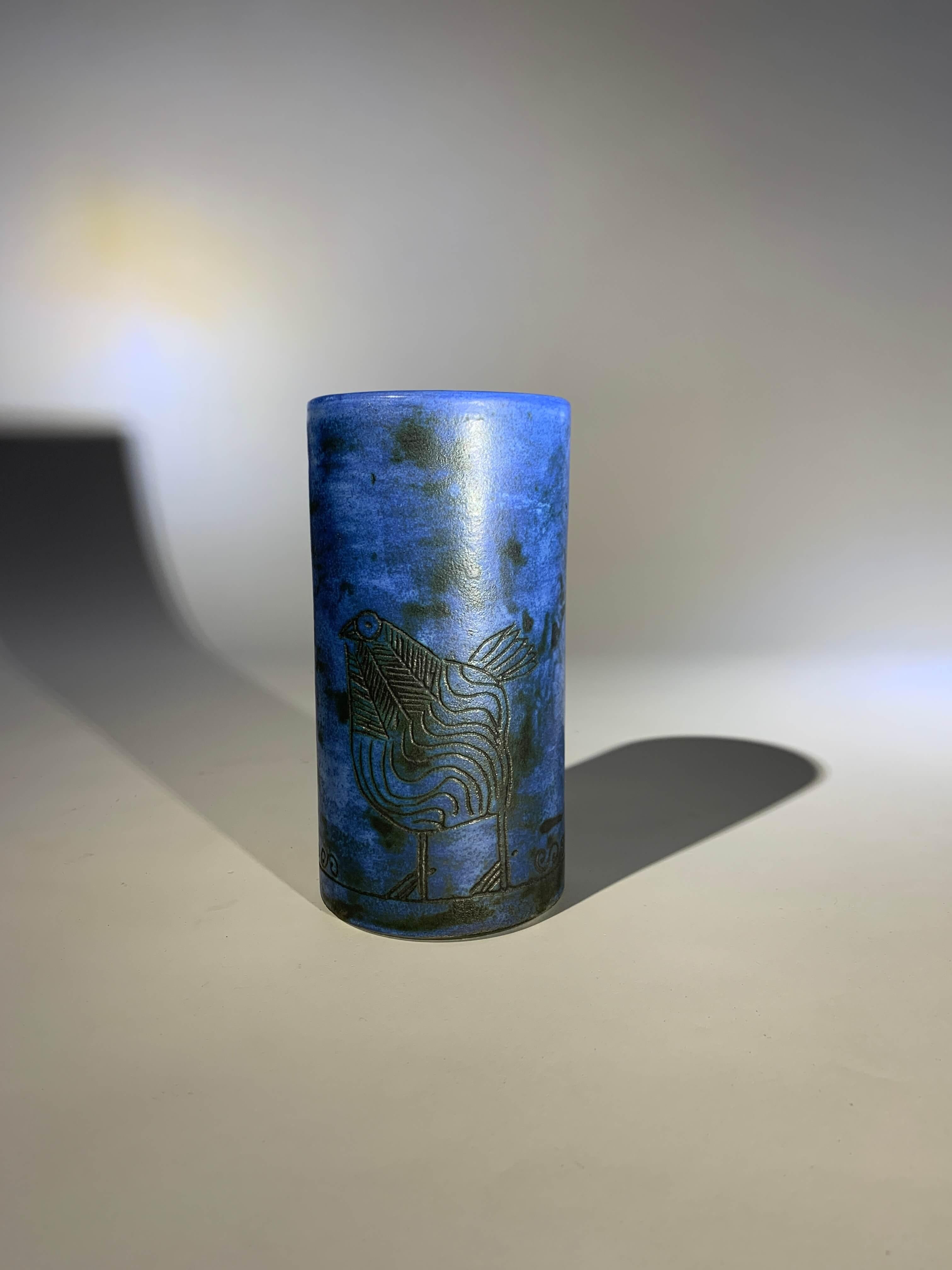 Glazed ceramic roller vase in a beautiful Klein blue exterior color with incised decoration.
artist : Jacques Blin (1920-1995)

Signed, perfect condition.
France, ca. 1950