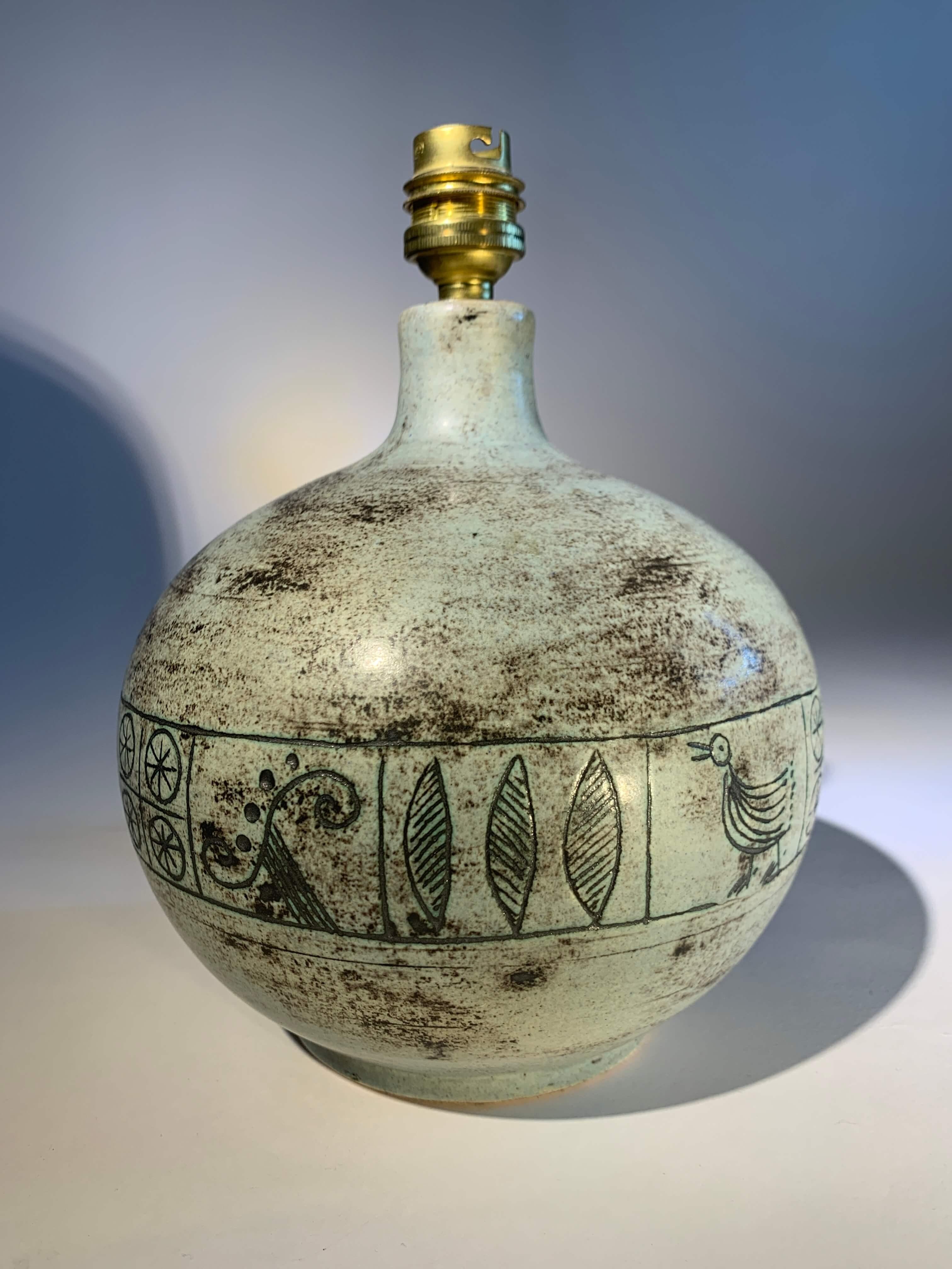 Lámpara de mesa firmada.
artista : Jacques Blin (1920-1995)

Forma cilíndrica de cerámica vidriada en verde agua con decoración incisa.

Francia, hacia 1950