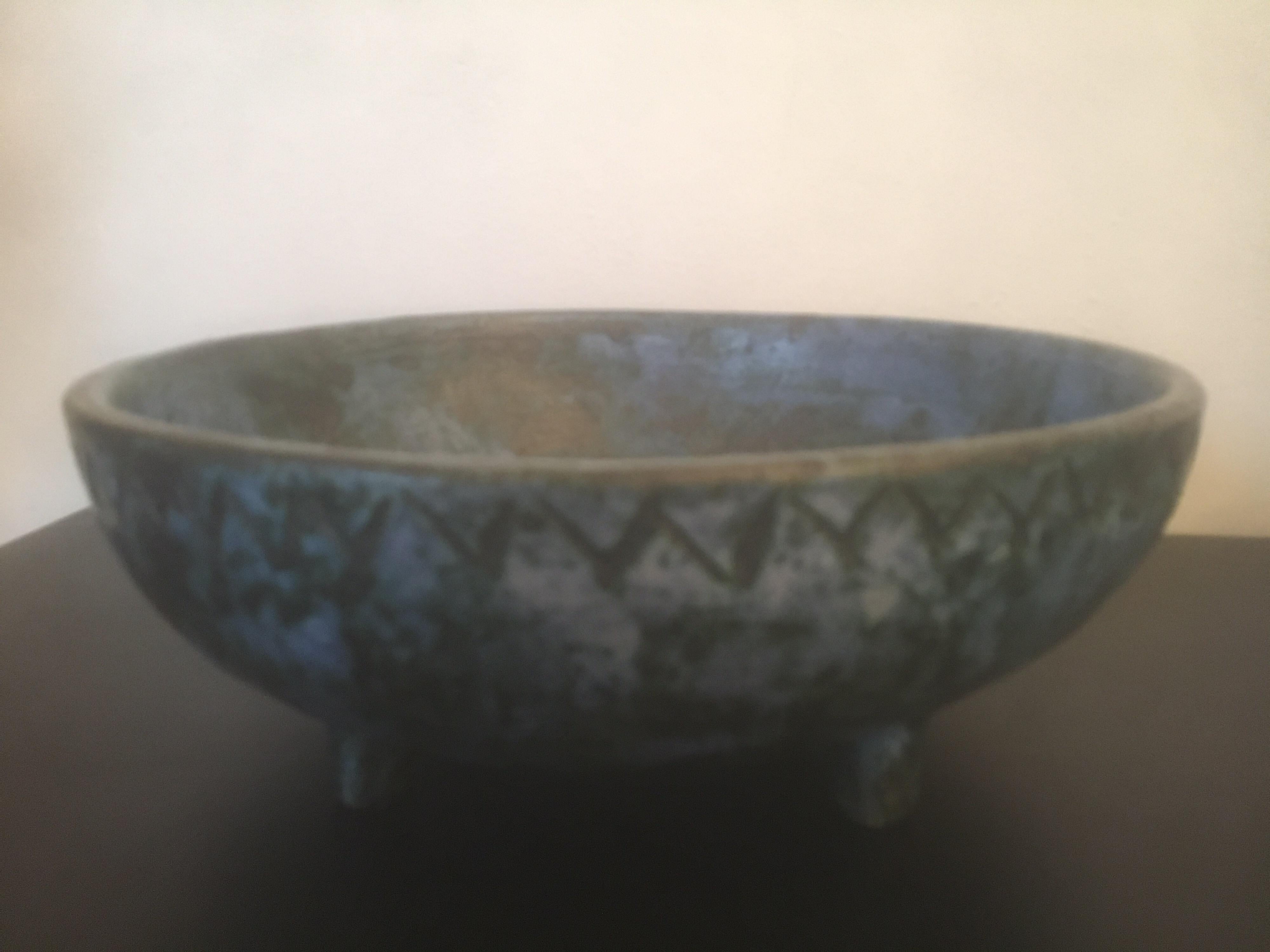 Large ceramic bowl based on four feet, made by Jacques Blin in France in 1960s. Black incised decor on blue background.
Marked J Blin underside.
In very good condition
Jacques Blin (1920-1995) is a famous French ceramist
Documentation: Histoire