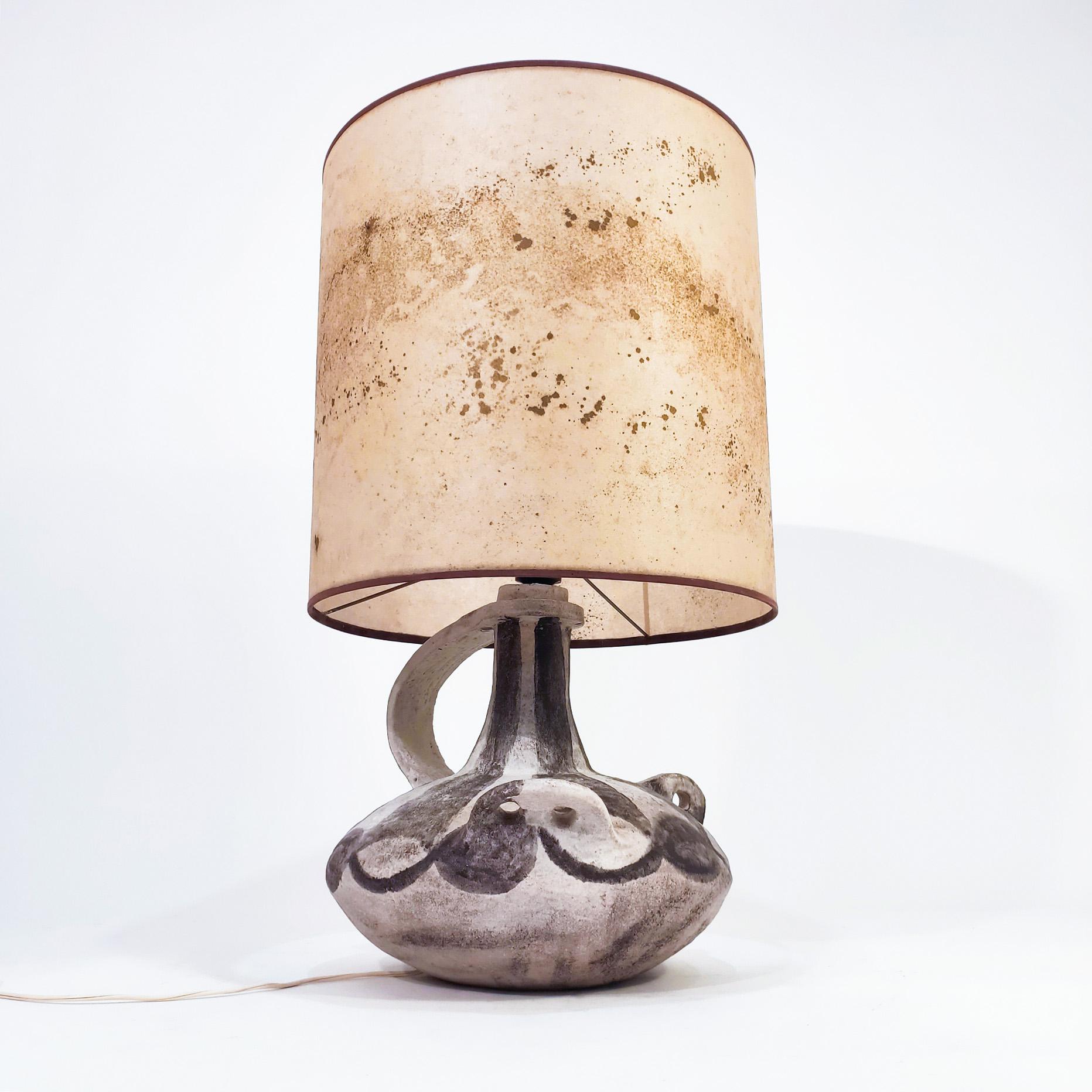 Huge stoneware table lamp in the style of Jacques Blin, France, 1960s. Entirely handmade in stoneware in the shape of a fat lava style vase with handles and motifs painted in grayish tones. Mid-Century, Tiki and Brutalist style. Original matching