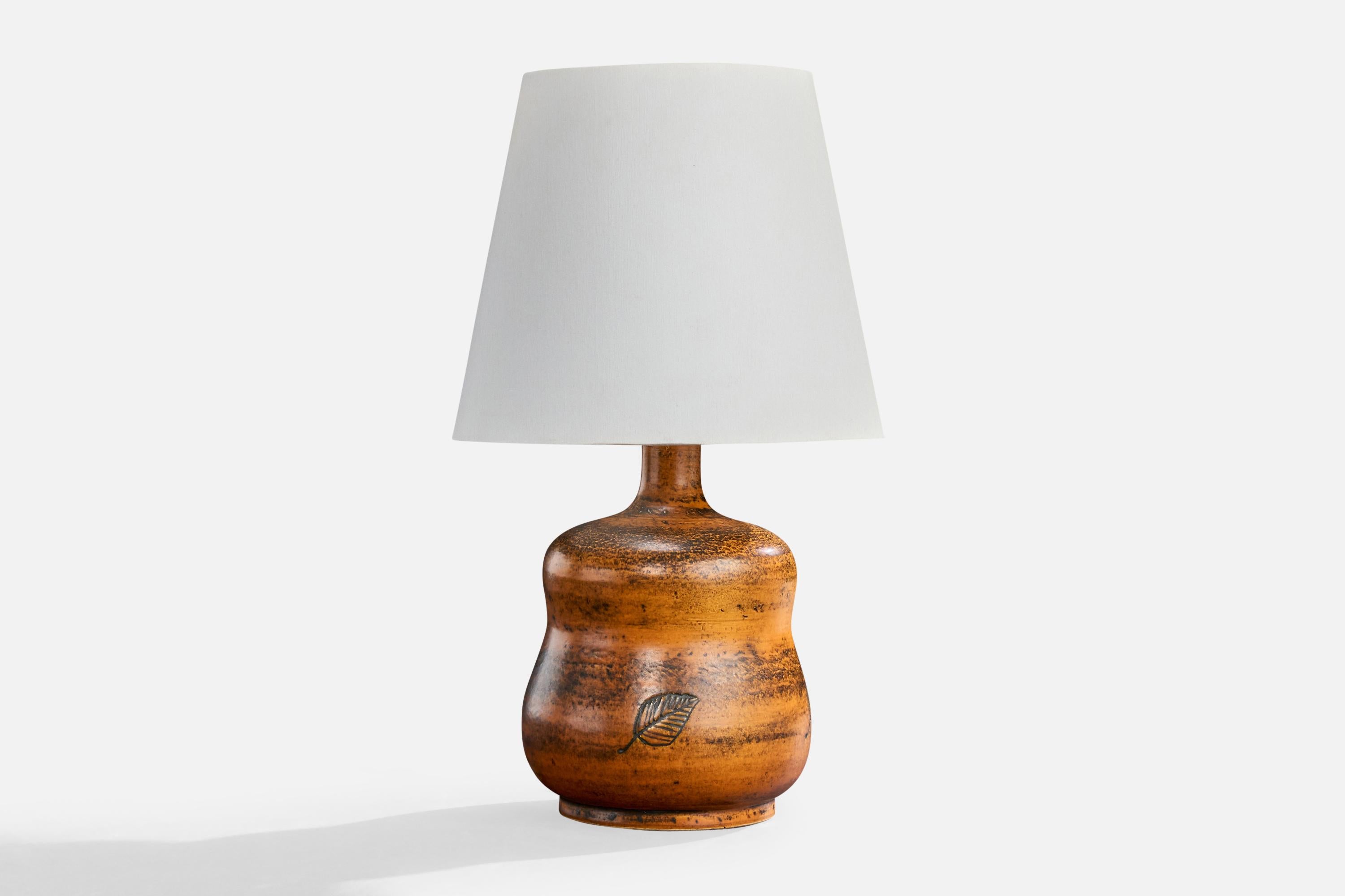 Lámpara de sobremesa de esmalte naranja inciso, diseñada y fabricada por Jacques Blin, Francia, años sesenta.

Dimensiones de la lámpara (pulgadas): 9,0 