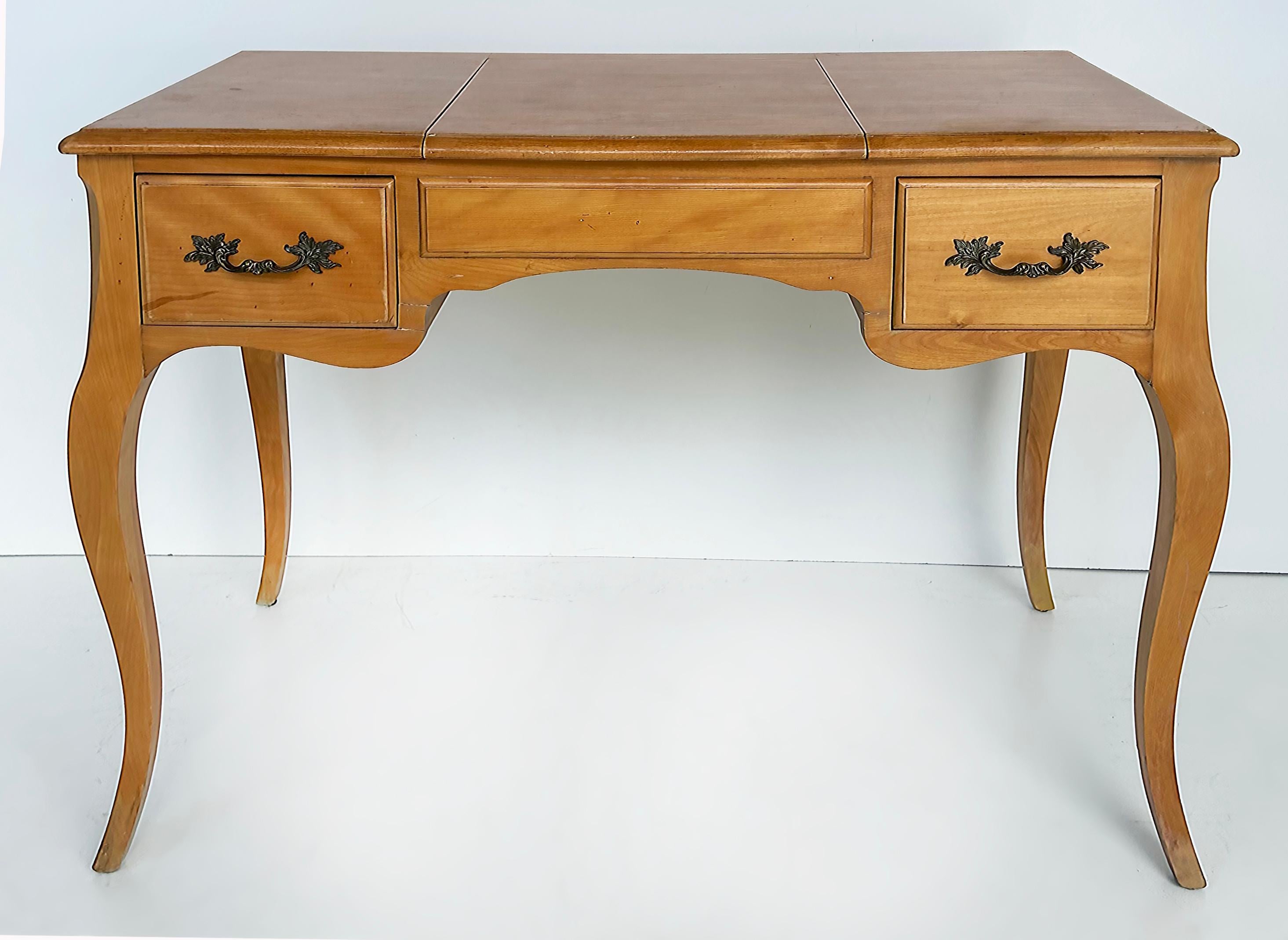 Laiton Jacques Bodart French Blonde Wood 3-Drawer Vanity Table with Flip-up Mirror (Table de toilette à 3 tiroirs en bois blond français avec miroir rabattable) en vente