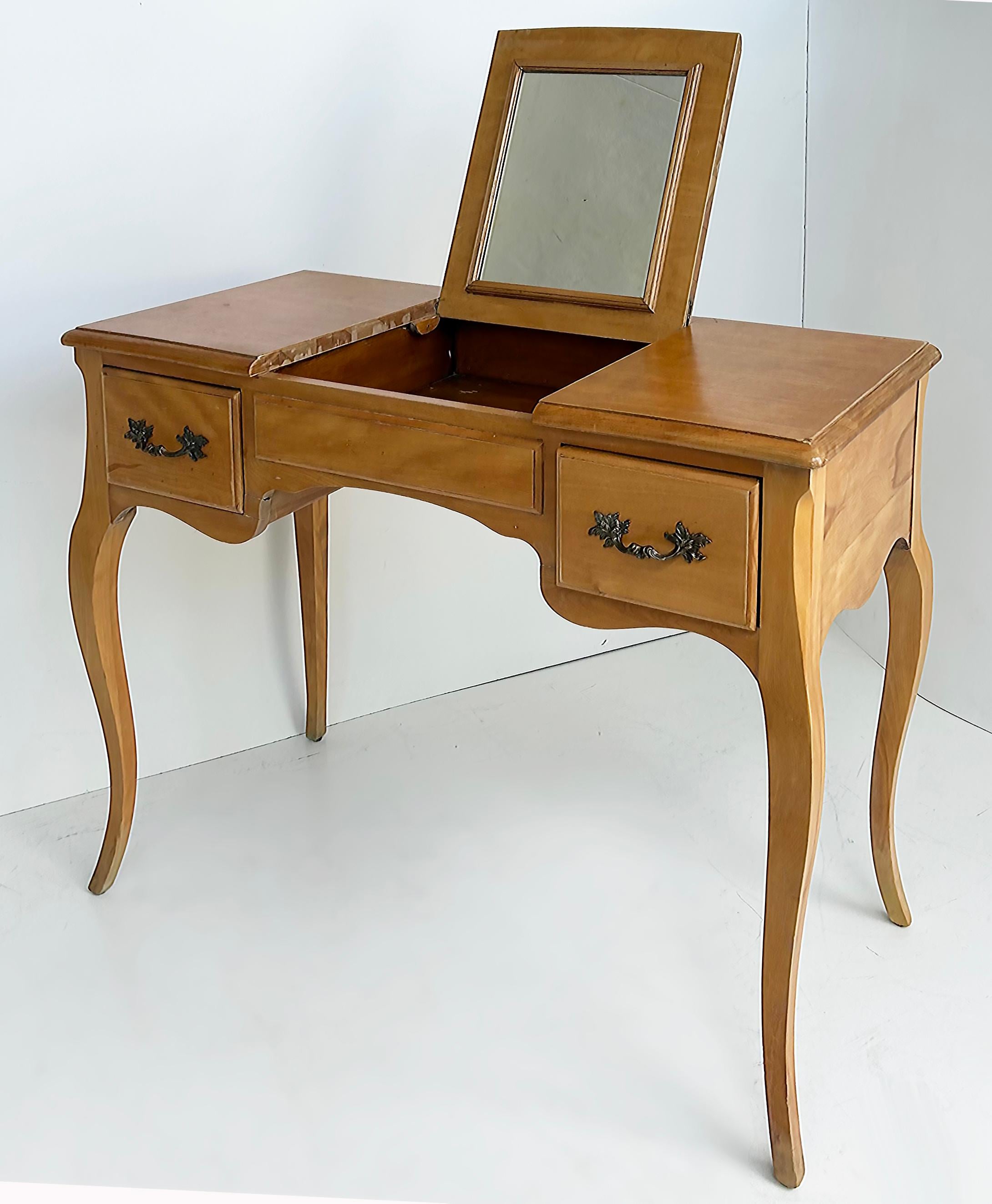 Jacques Bodart French Blonde Wood 3-Drawer Vanity Table with Flip-up Mirror (Table de toilette à 3 tiroirs en bois blond français avec miroir rabattable) en vente 1